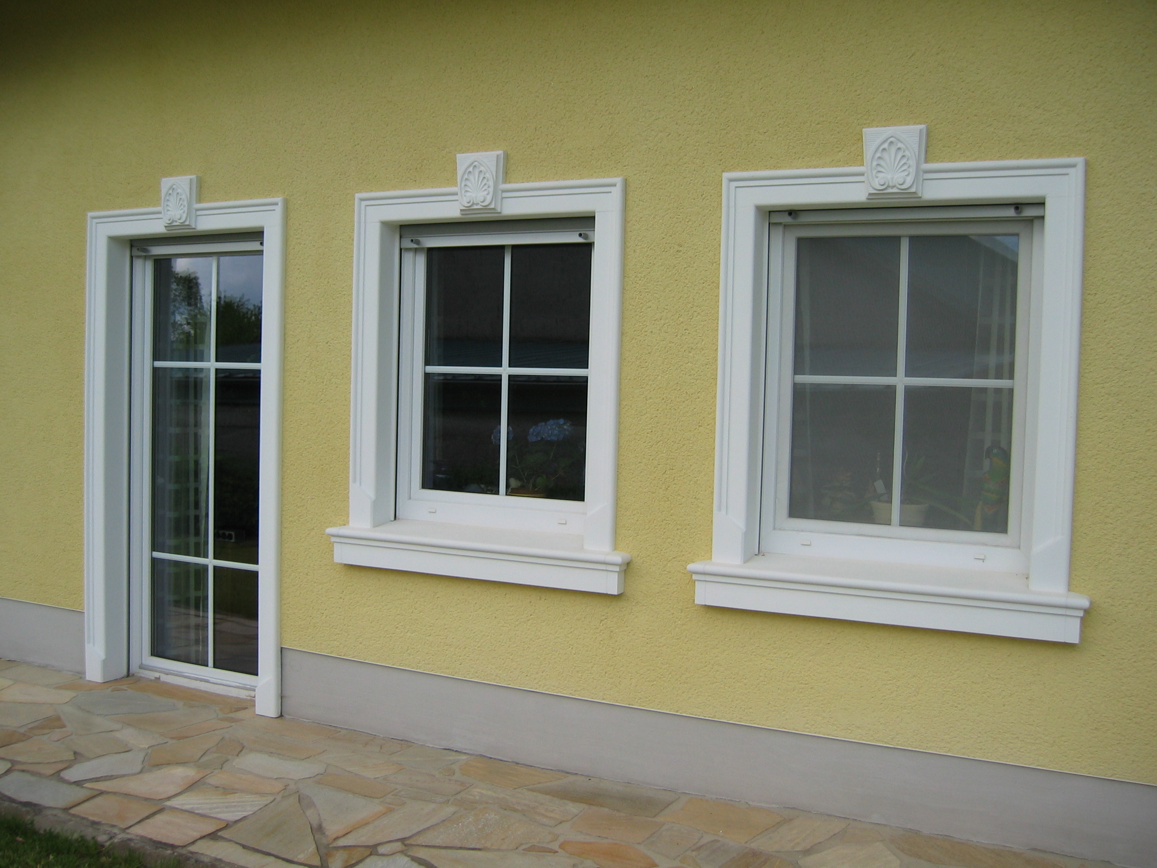SLB 100 Fensterbank an einer gelben Putzfassade