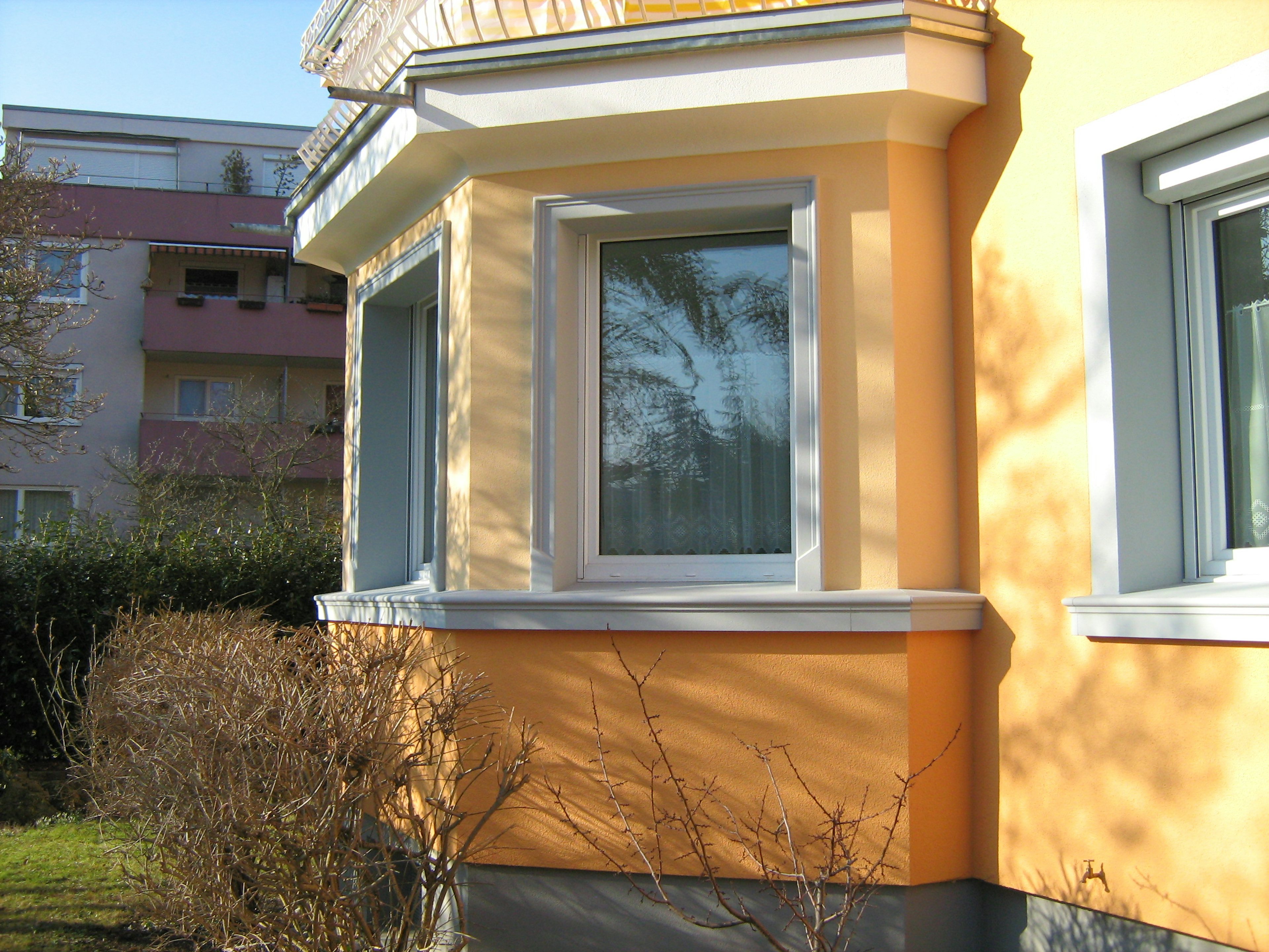 Fensterbank SLB 100 an einem Erker