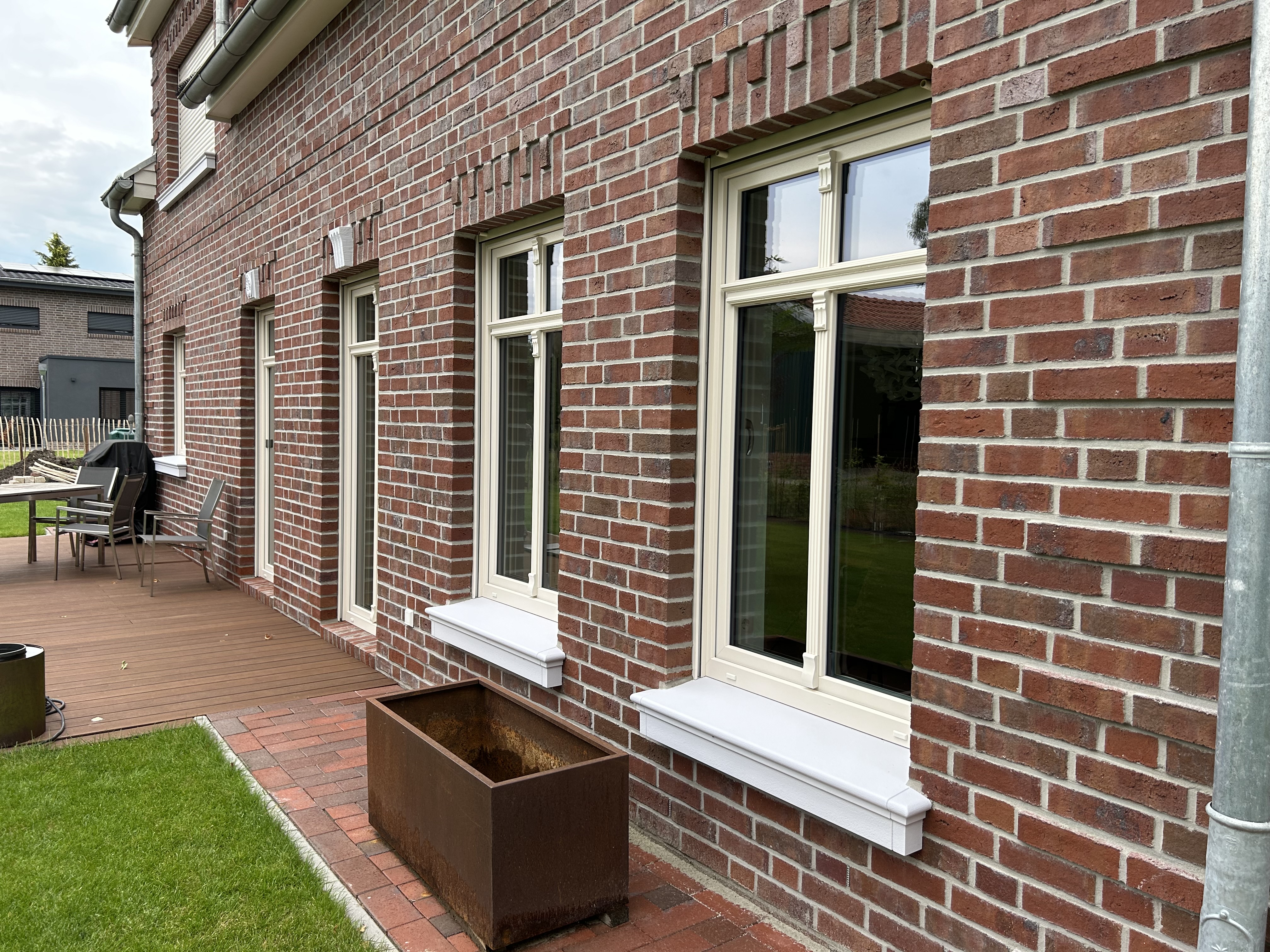 Fensterbänke SLB 100 an Klinkerfassade