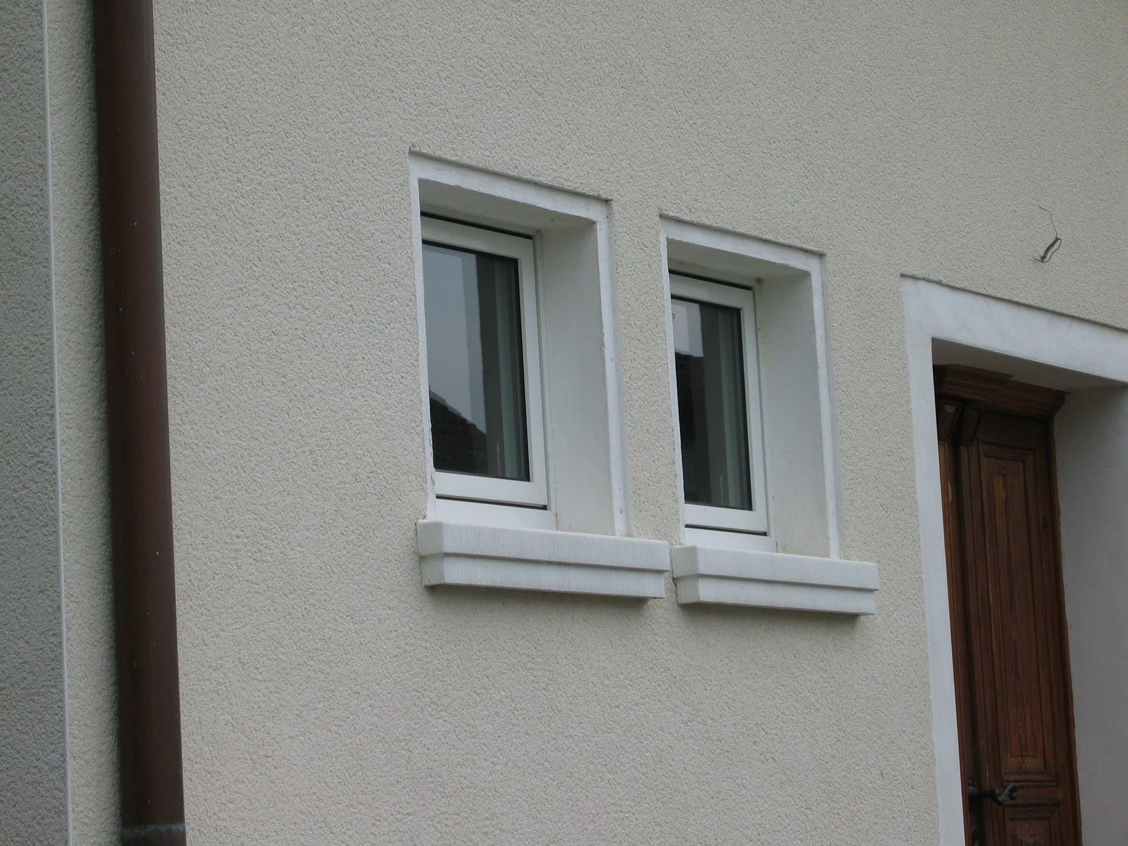 Zwei kleinere Fenster mit einmal abgestufter Außenfensterbank SLB 300