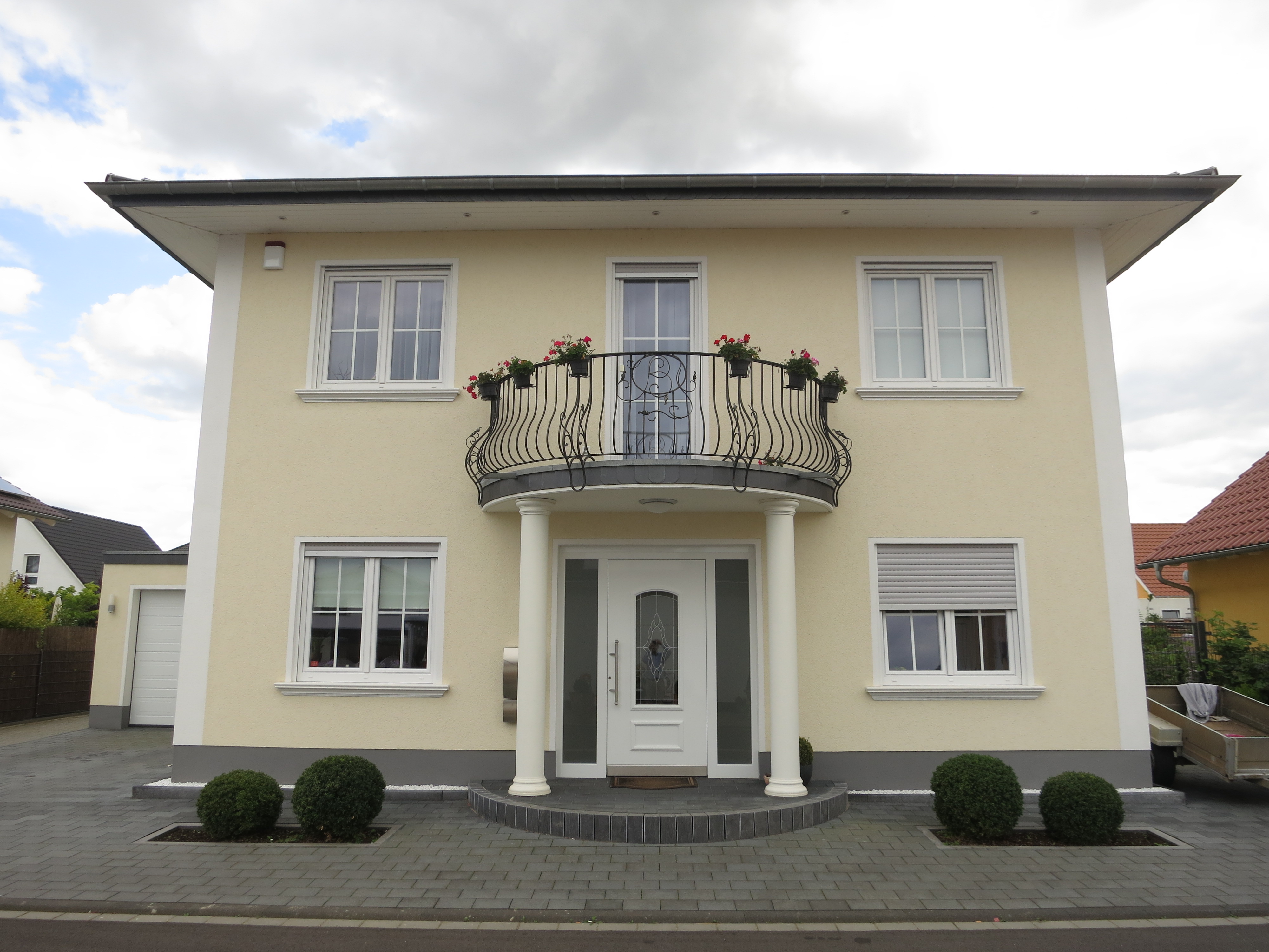 Stadtvilla mit Fensterbänken außen SLB 570 aus Beton