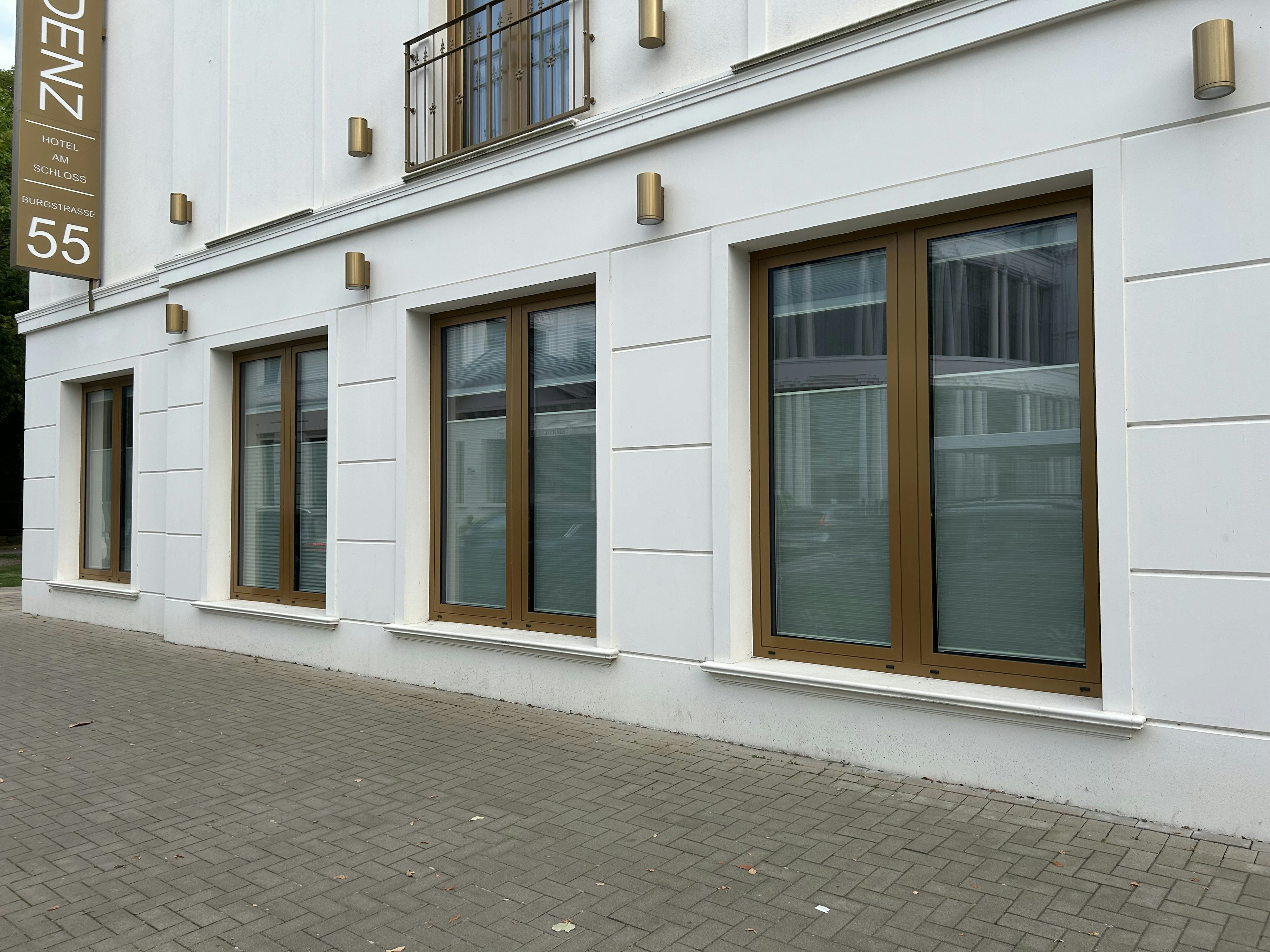 Sanierte Fassade mit profilierten Fensterbänken SLB 570