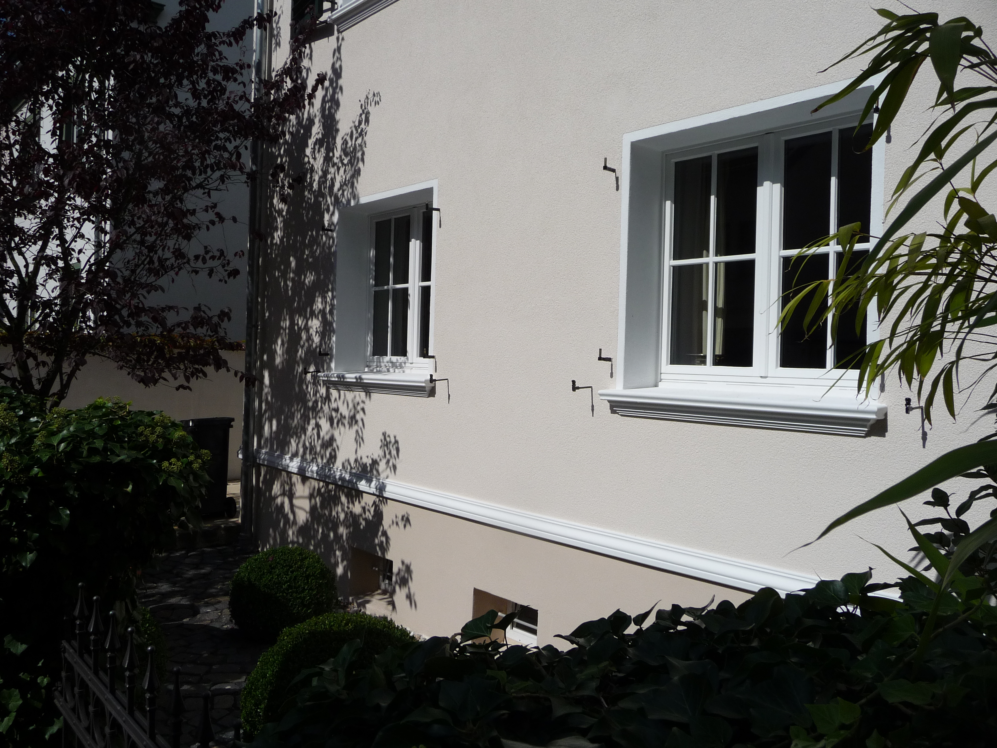 Putzfassade mit Fensterbänken außen SLB 570 auf Fassade mit WDVS