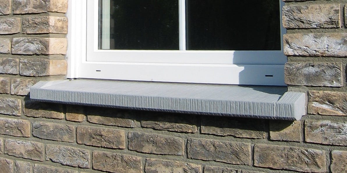 Fensterbank Niessen WSB 900 aus Beton mit Gefälle und seitlichen Aufkantungen