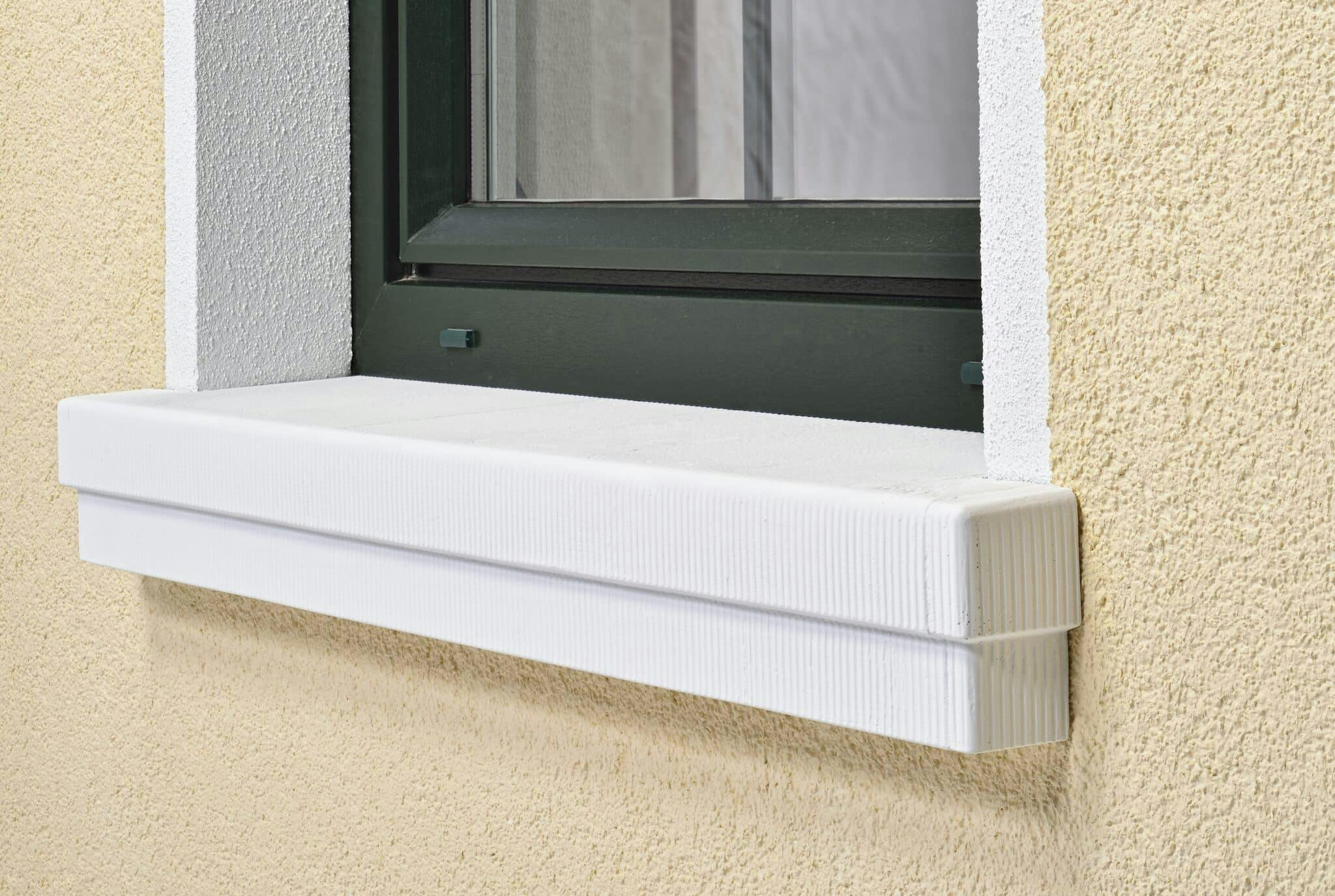 Fensterbank Niessen WSB 900 aus Beton mit Gefälle und seitlichen Aufkantungen