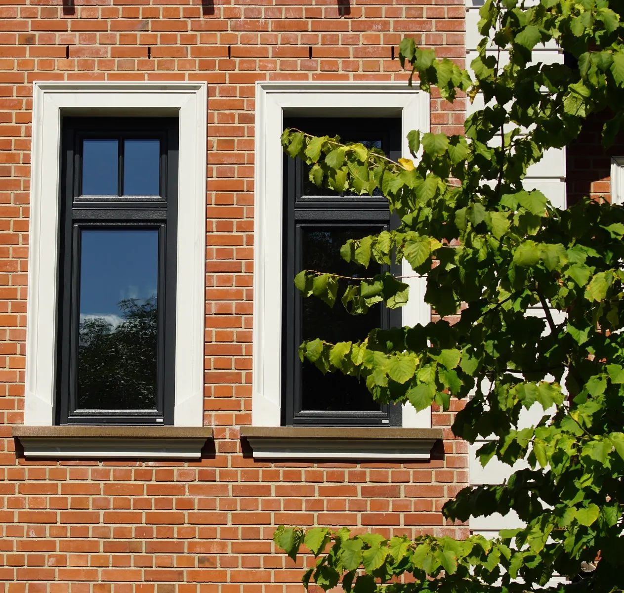 Gestaltung einer Klinkerfassade mit Betonfensterbänken SLB 500 und Winkelgewänden SLG 500