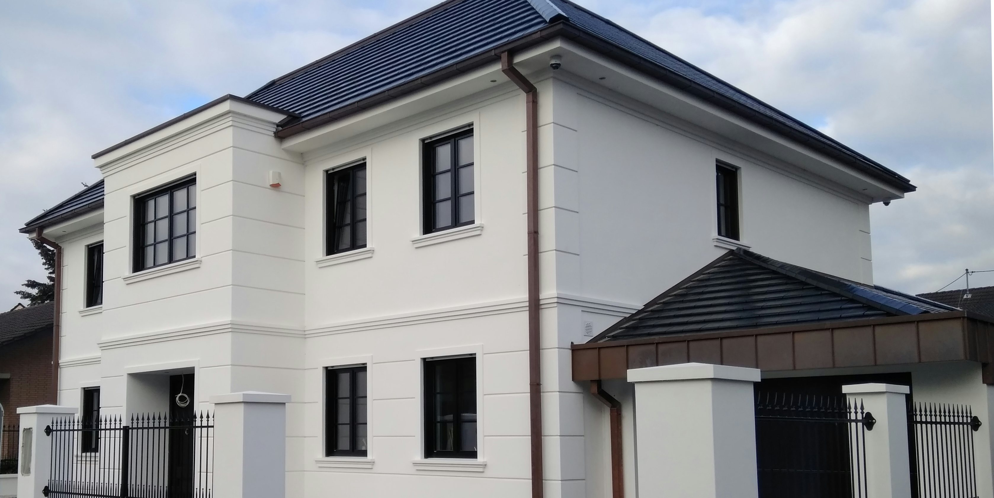 Stadtvilla mit Außenfensterbänken SLB 520 aus Beton, Gesims GP 12-06