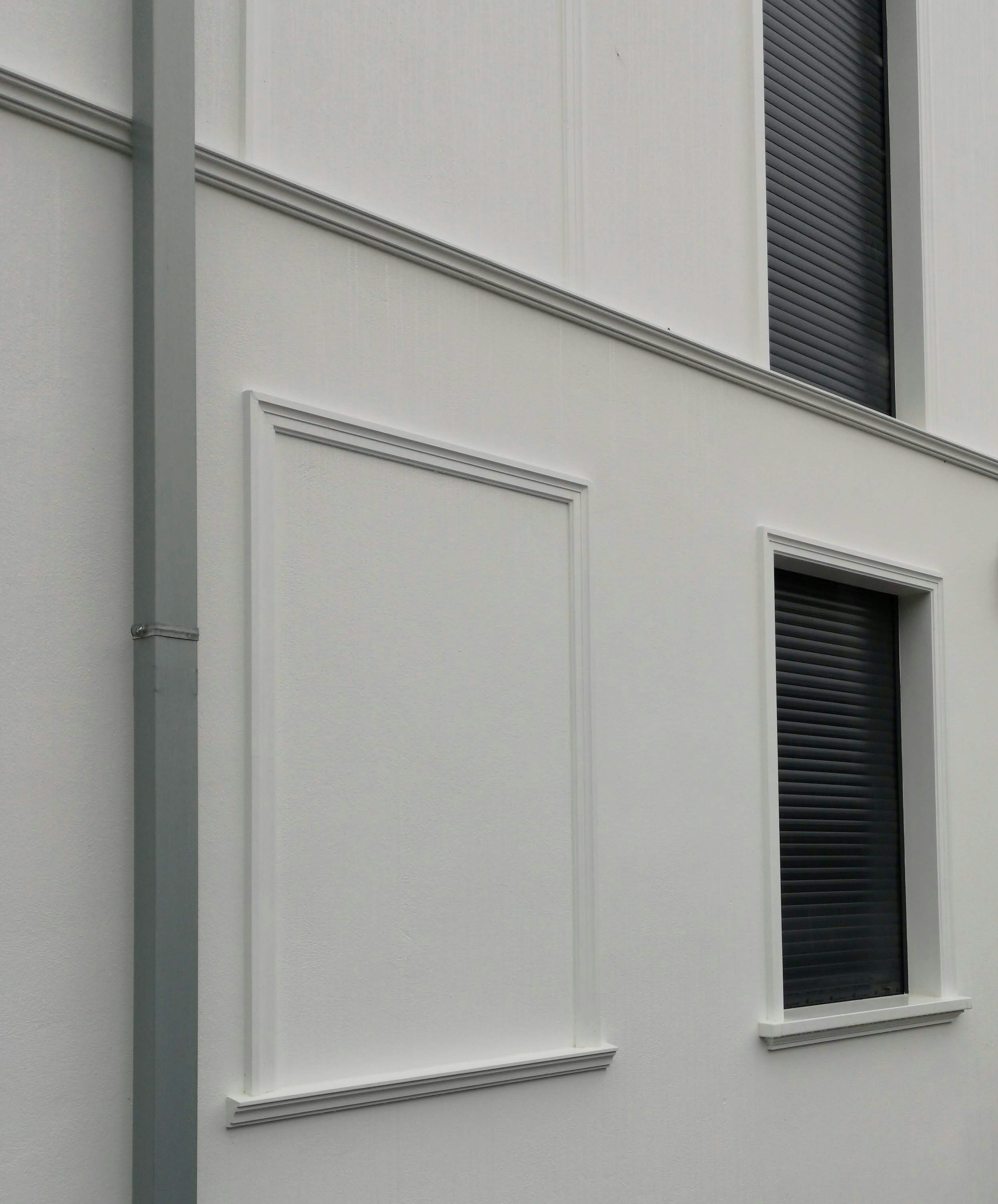 Betonfensterbank SLB 540 an einer Hausfassade