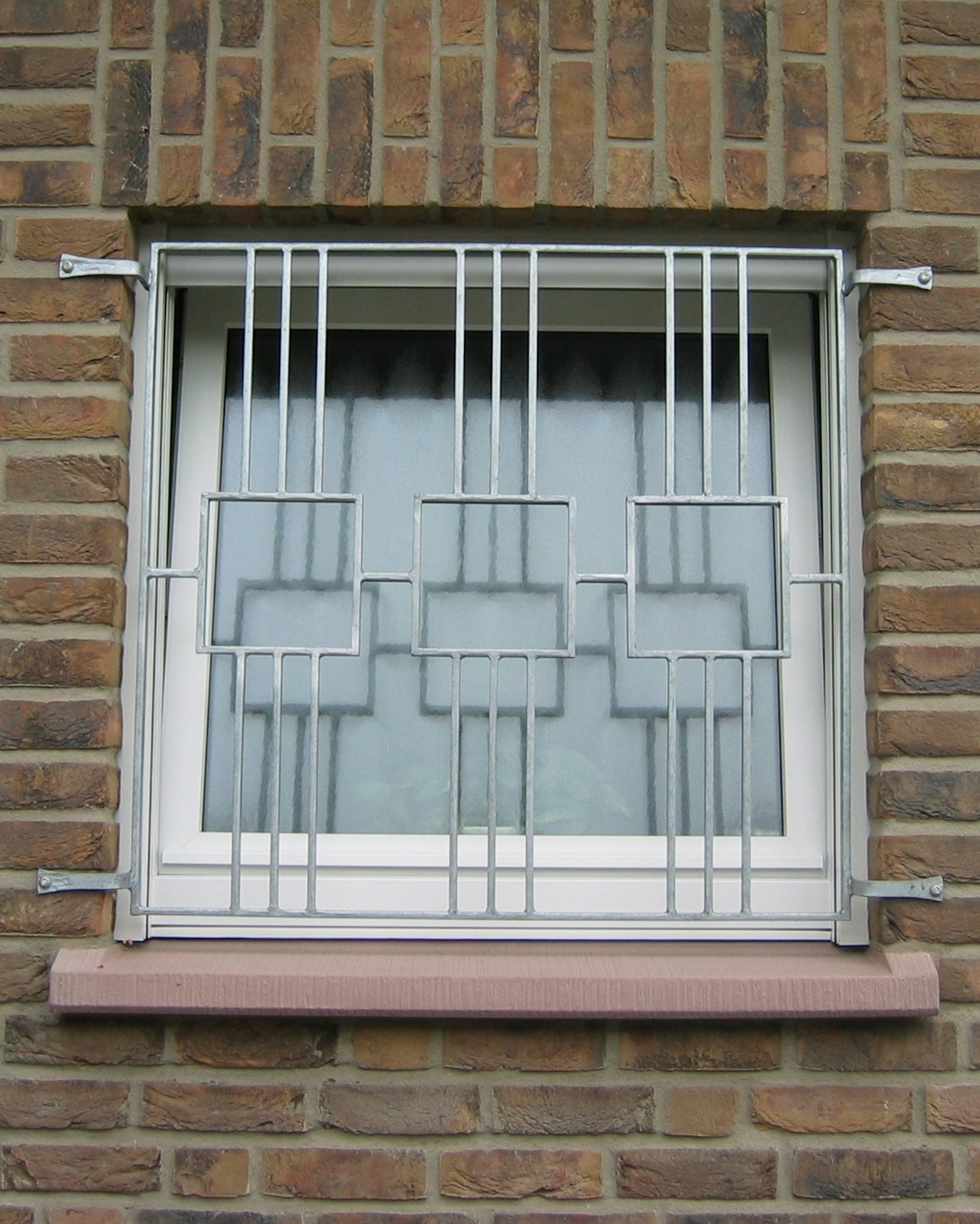 Massive Betonfensterbank WSB 900 mit Klinkeraufkantungen