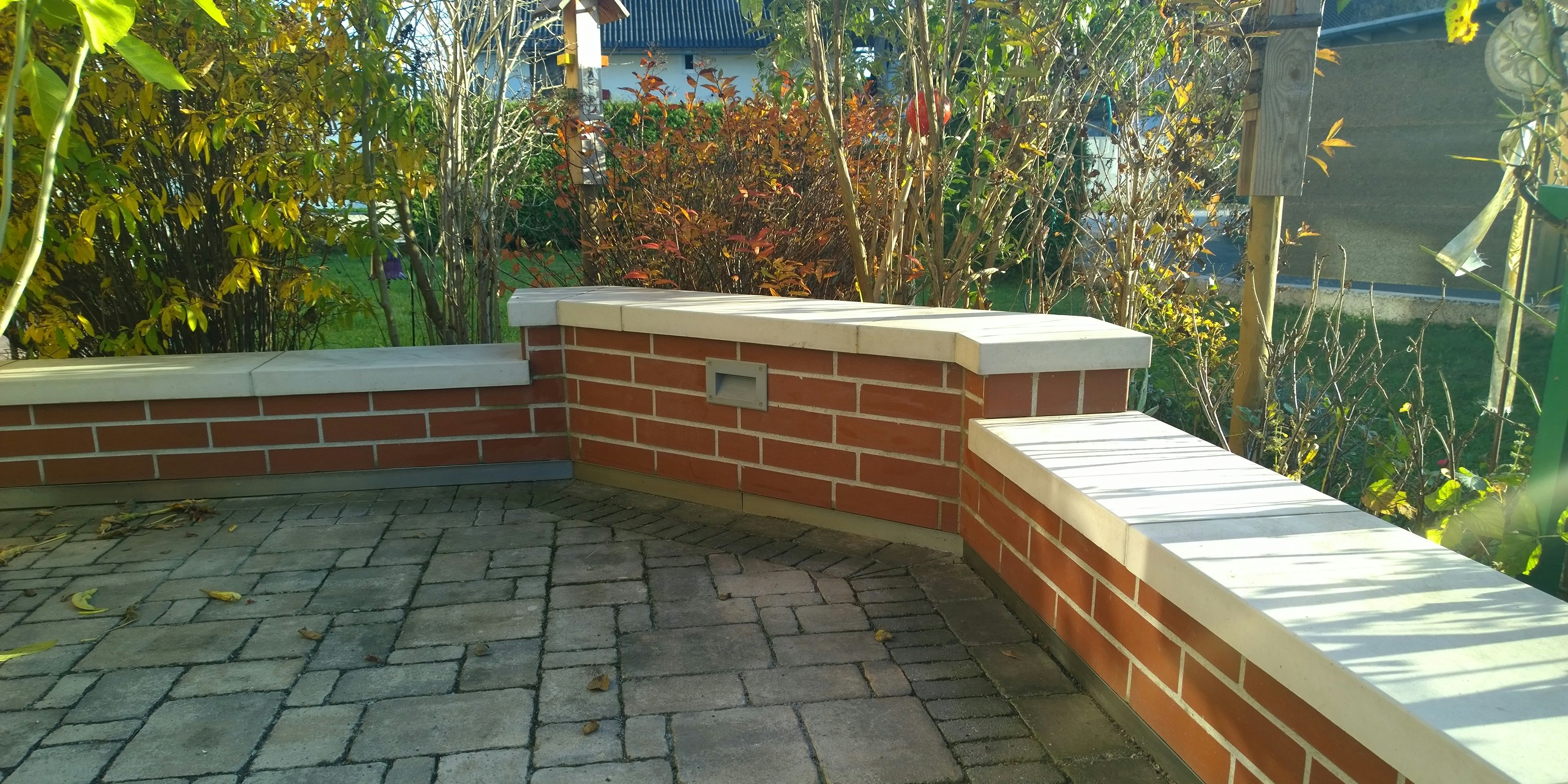 Flache Mauerabdeckungen MFD und MFU auf einer Terrassenmauer