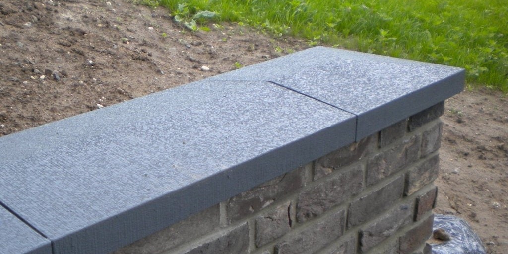 Satteldachförmige Mauerabdeckungen MAD und Endstück MPU