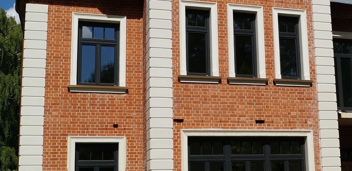 Hausfassade mit Bossen an den Hausecken