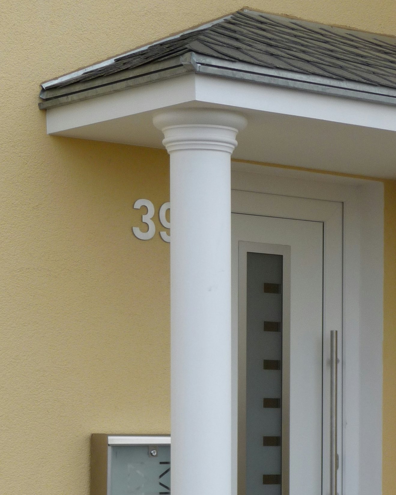 Kapitell K1 an Vordachsäule