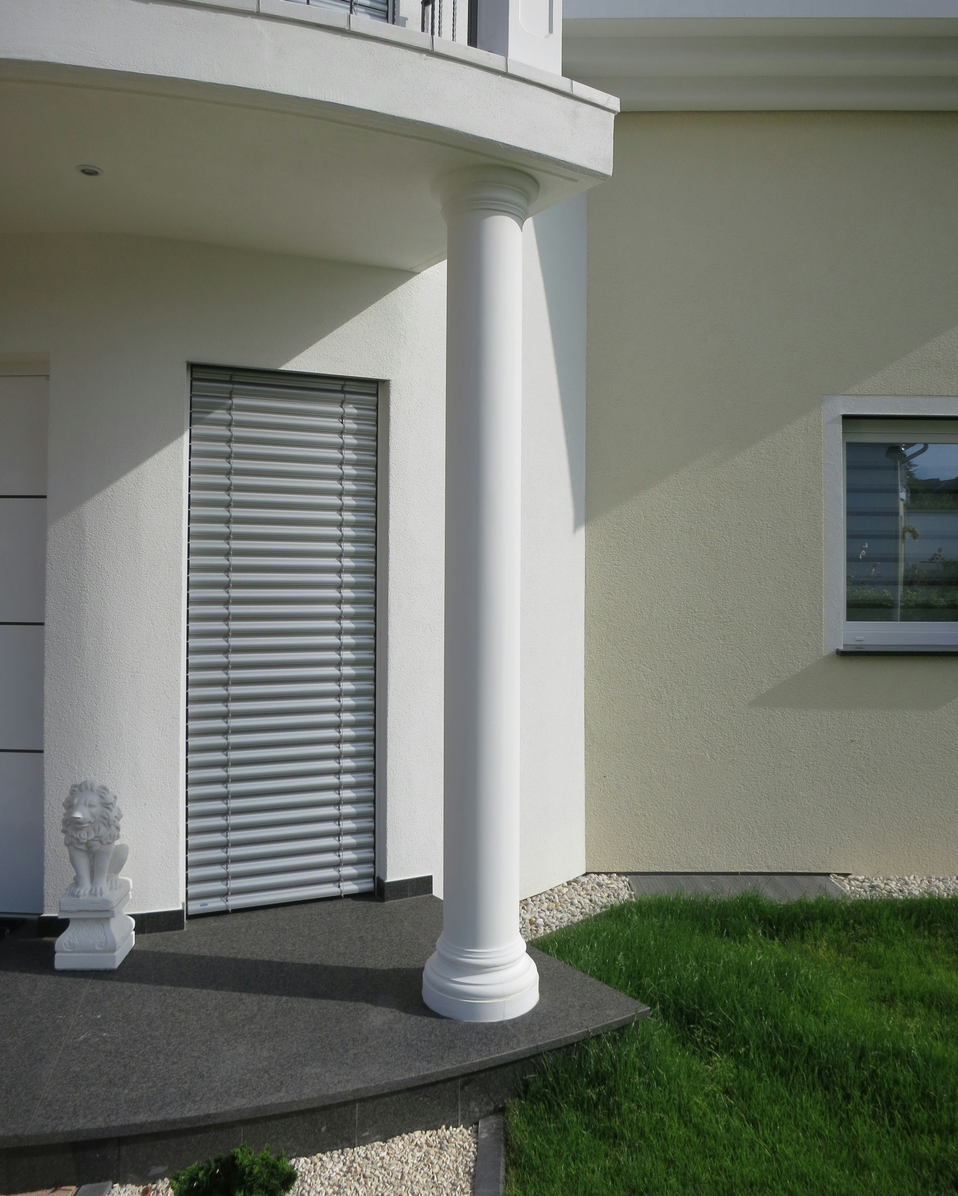 Betonsäule mit Kapitell K1 und Säulenbasis B2