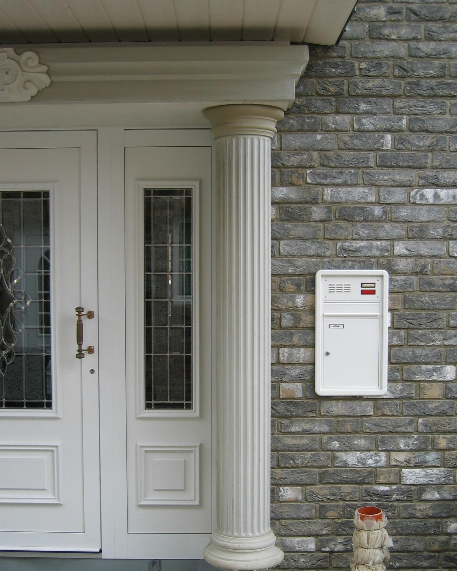 Kannelierte Säule am Hauseingang