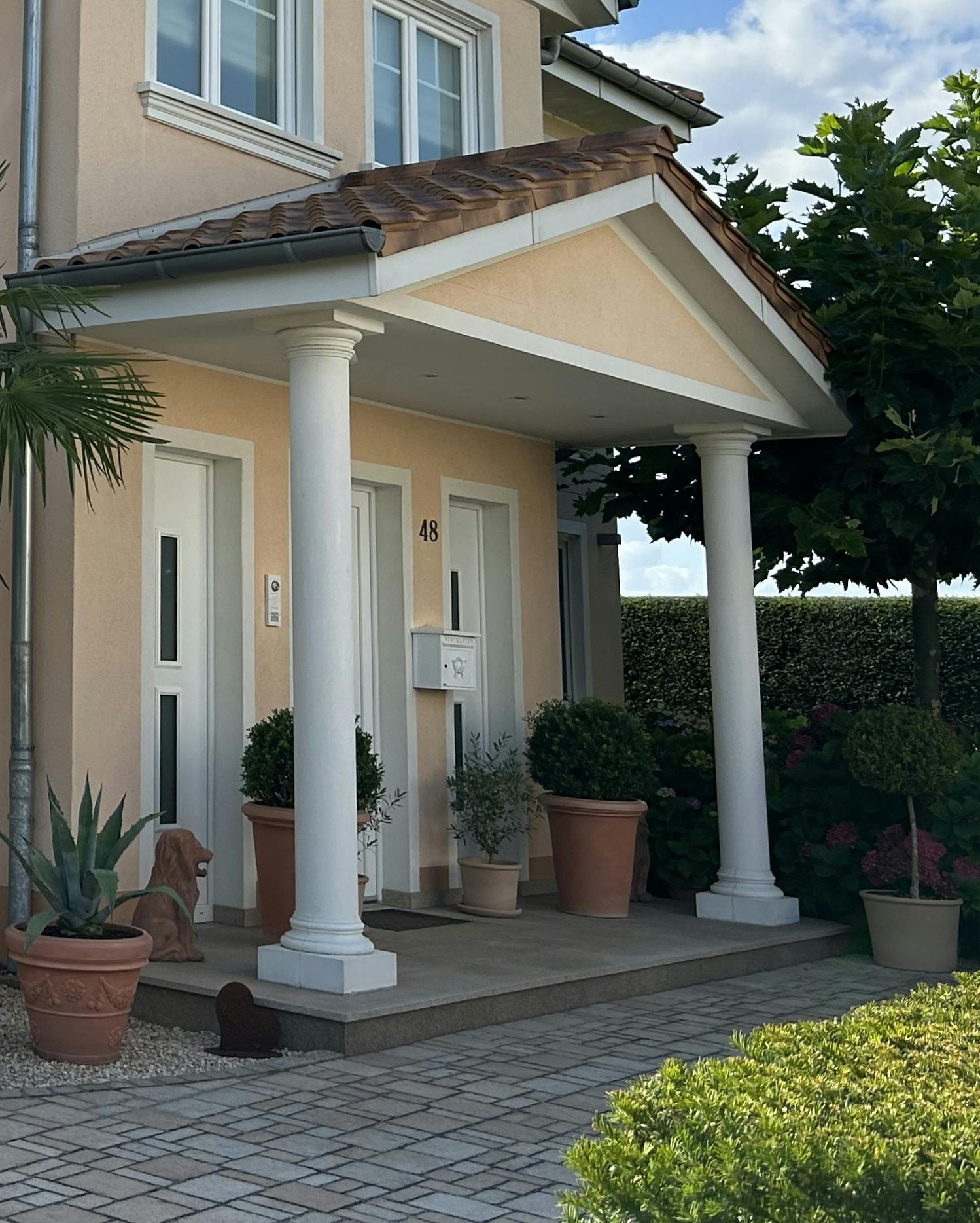 Hauseingang mit Vordach auf zwei Betonsäulen
