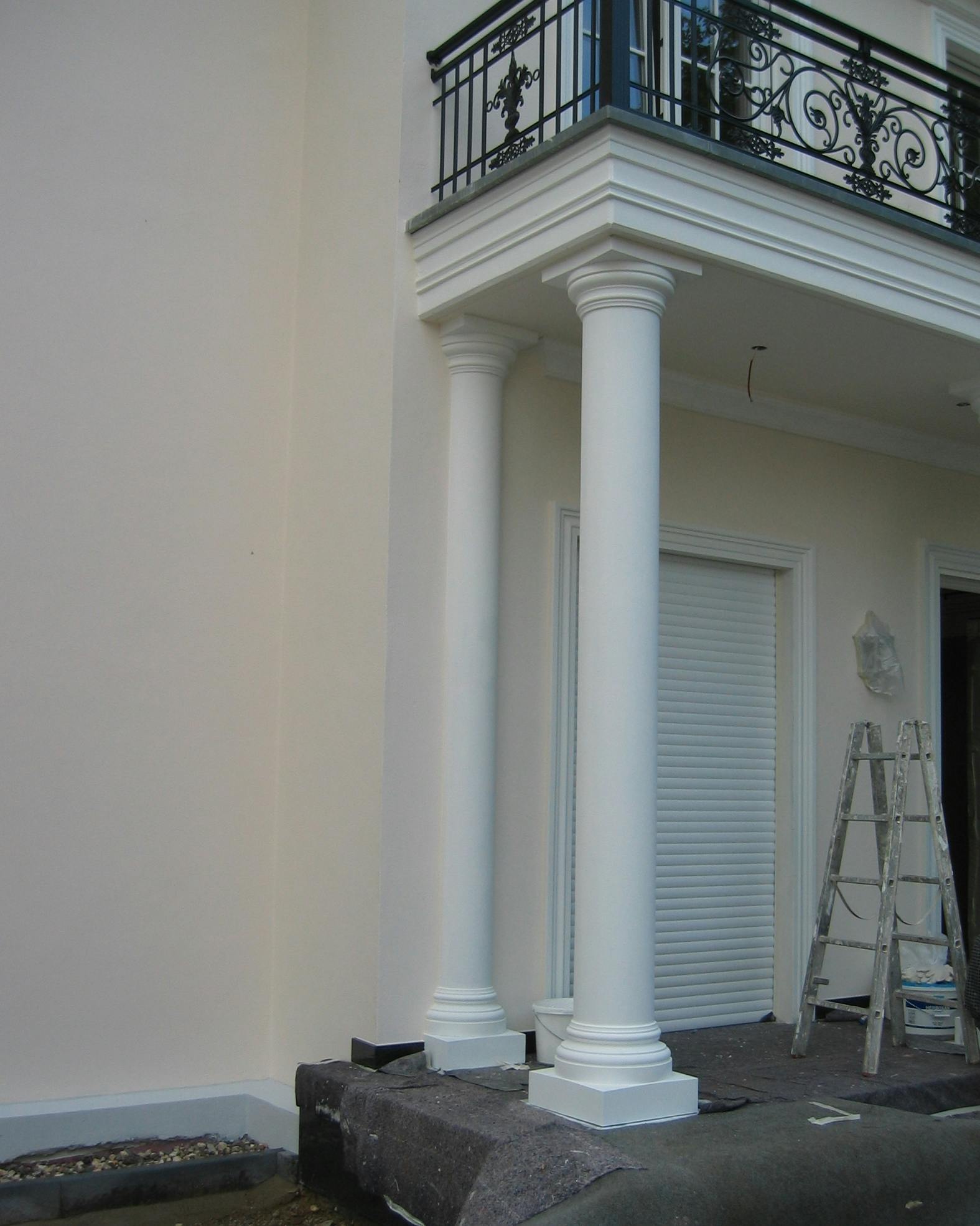 Säule und Halbsäule Niessen 12121 unter einem Balkon