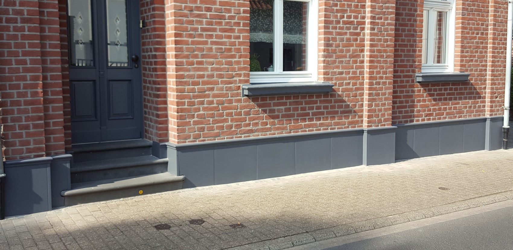 Klinkerfassade mit glatten Sockelplatten SOP_GL und aufgesetzten Sockellleisten GP 06-05