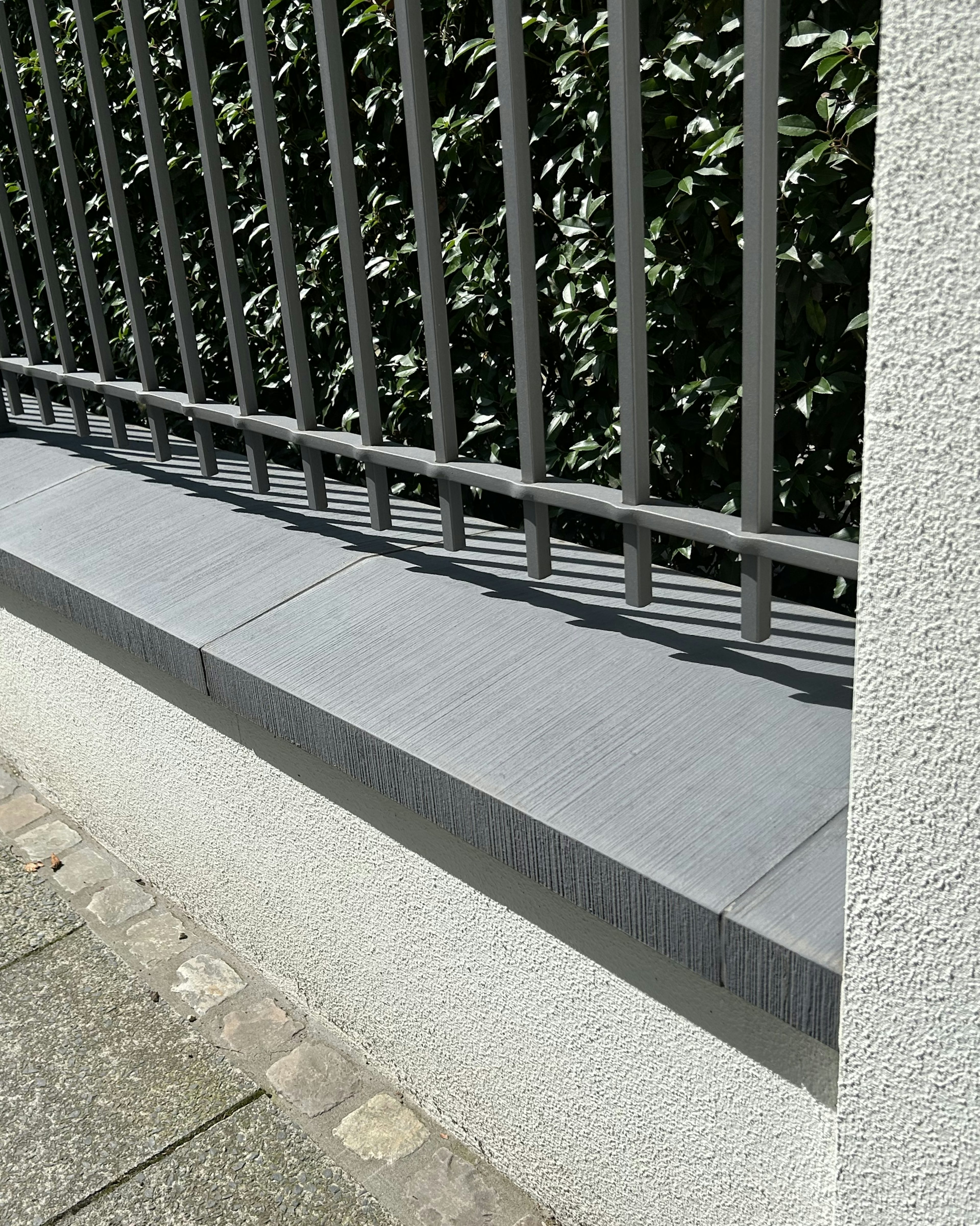 Graue Mauerabdeckungen MAD Satteldach