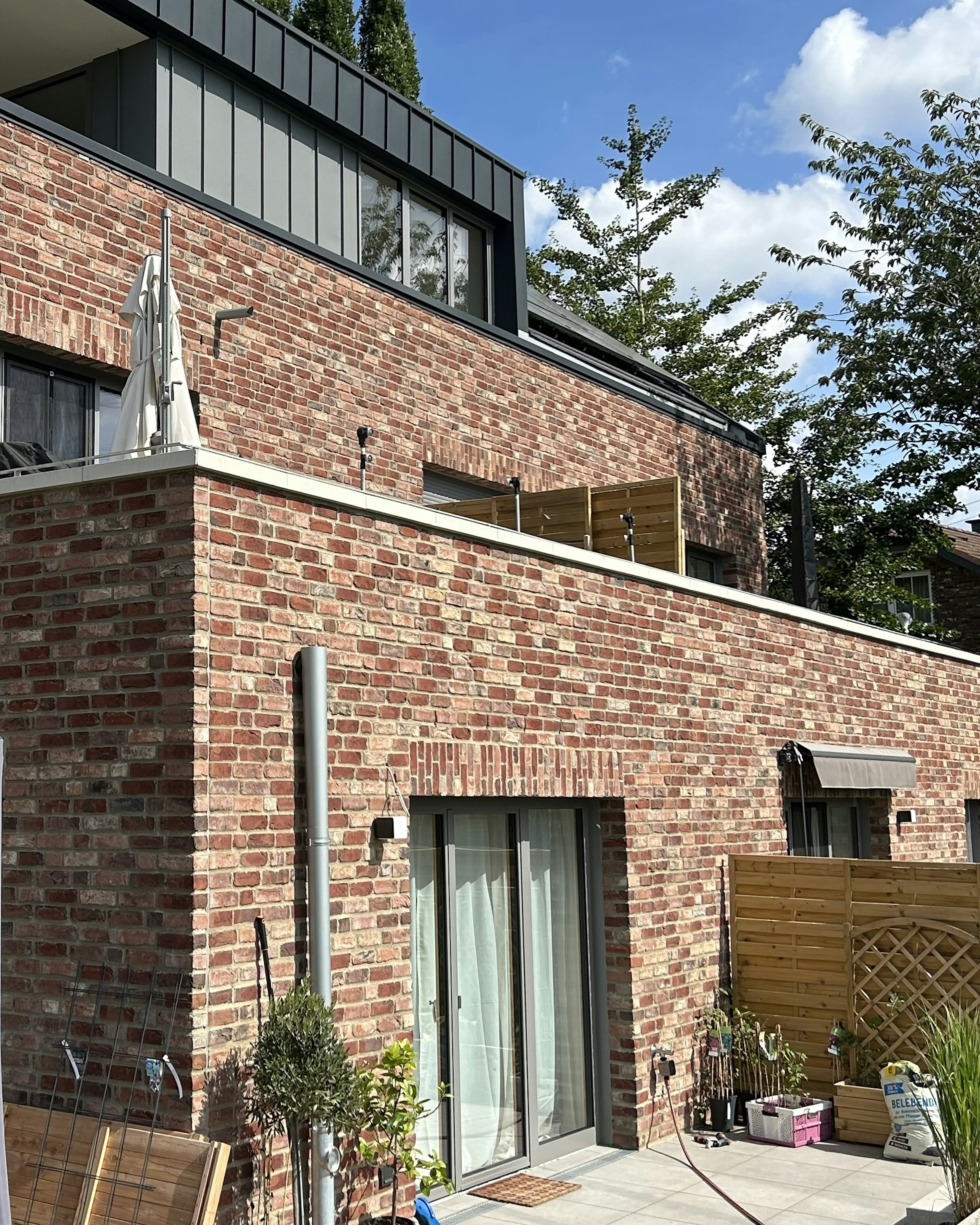Brüstungsmauer mit flachen Mauerabdeckungen MFD