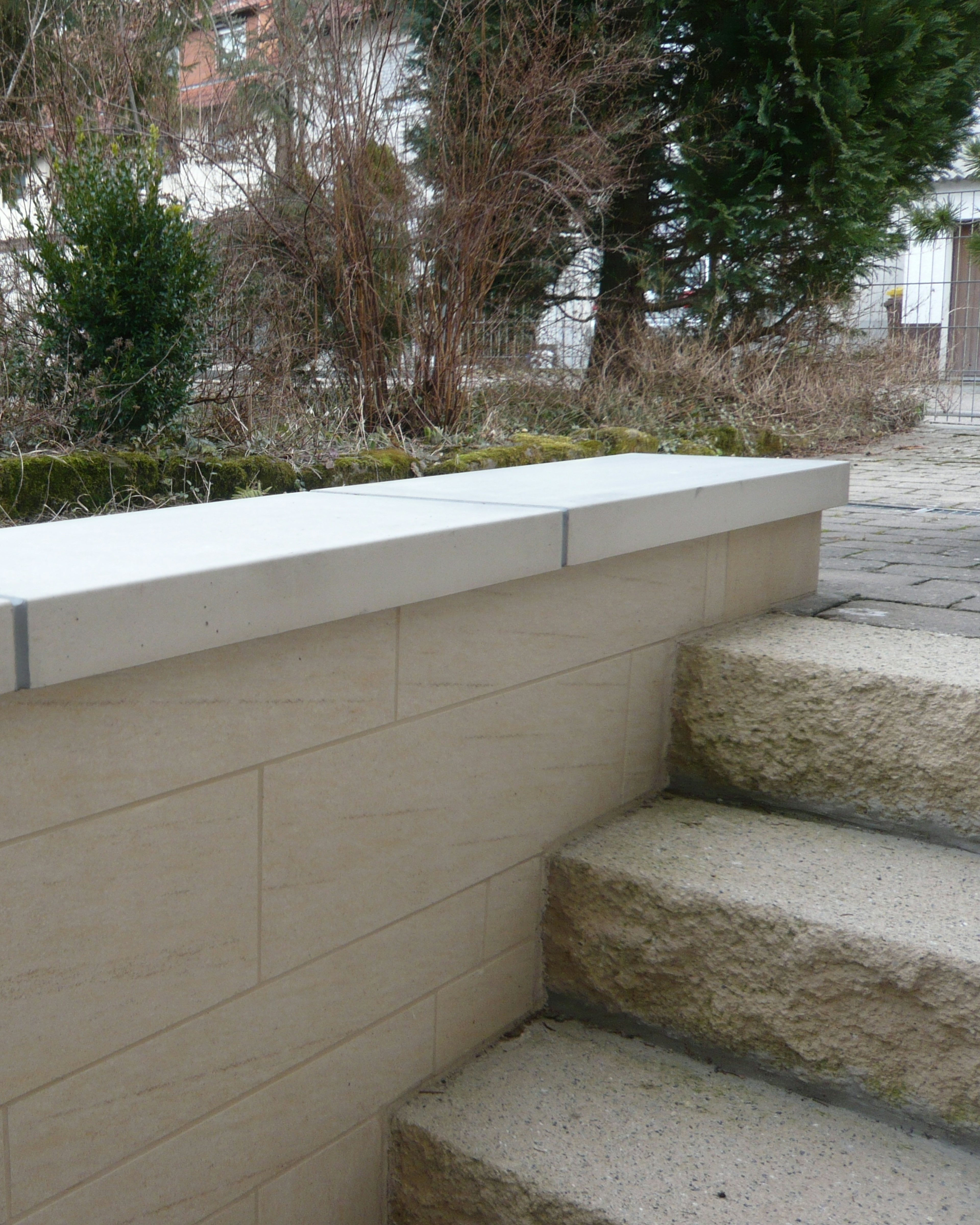 Mauer an Kellerabgang mit flachen Mauerabdeckungen MFD