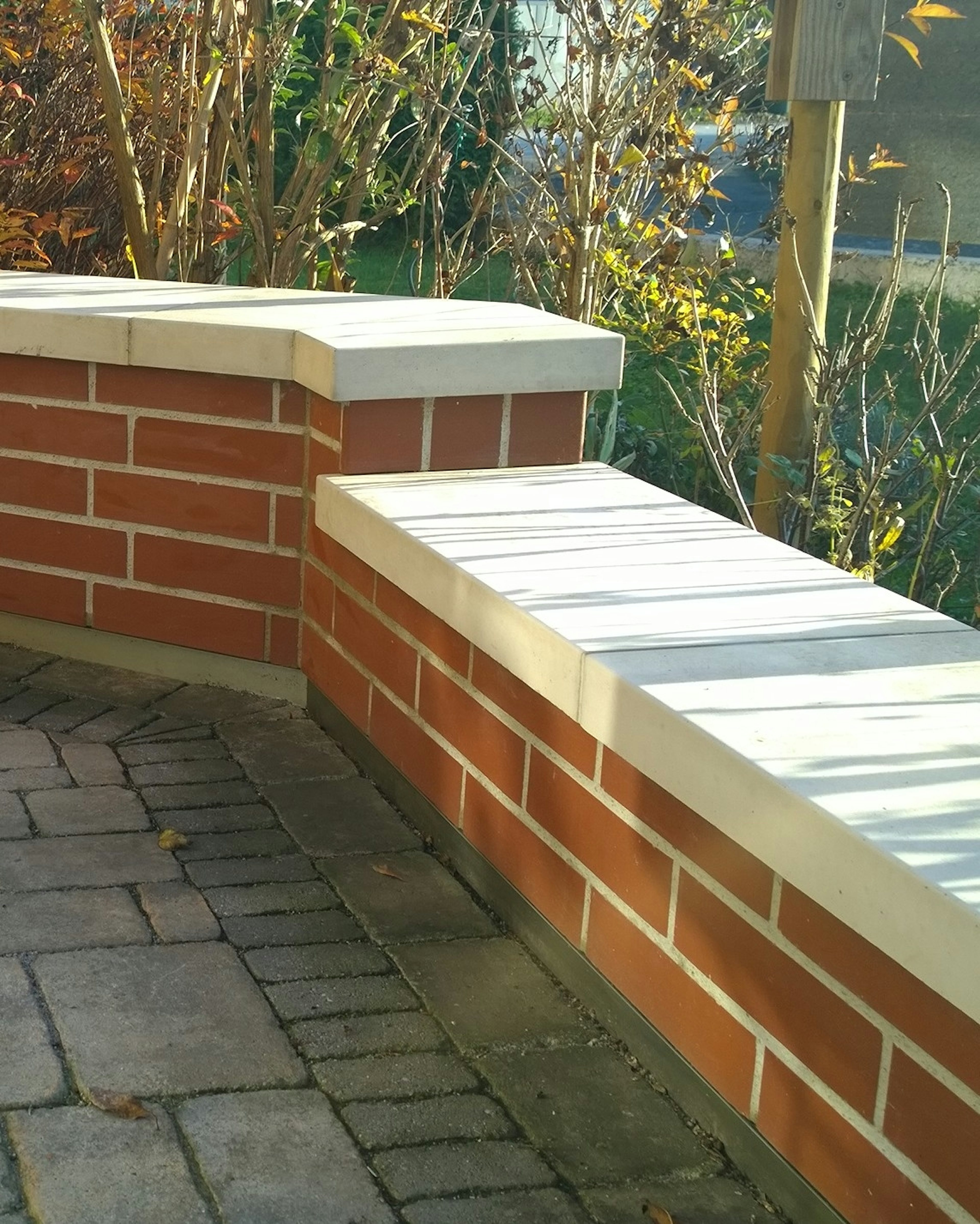 Abgestufte Mauer mit flachen Abdeckungen MFD und Endstücken MFU