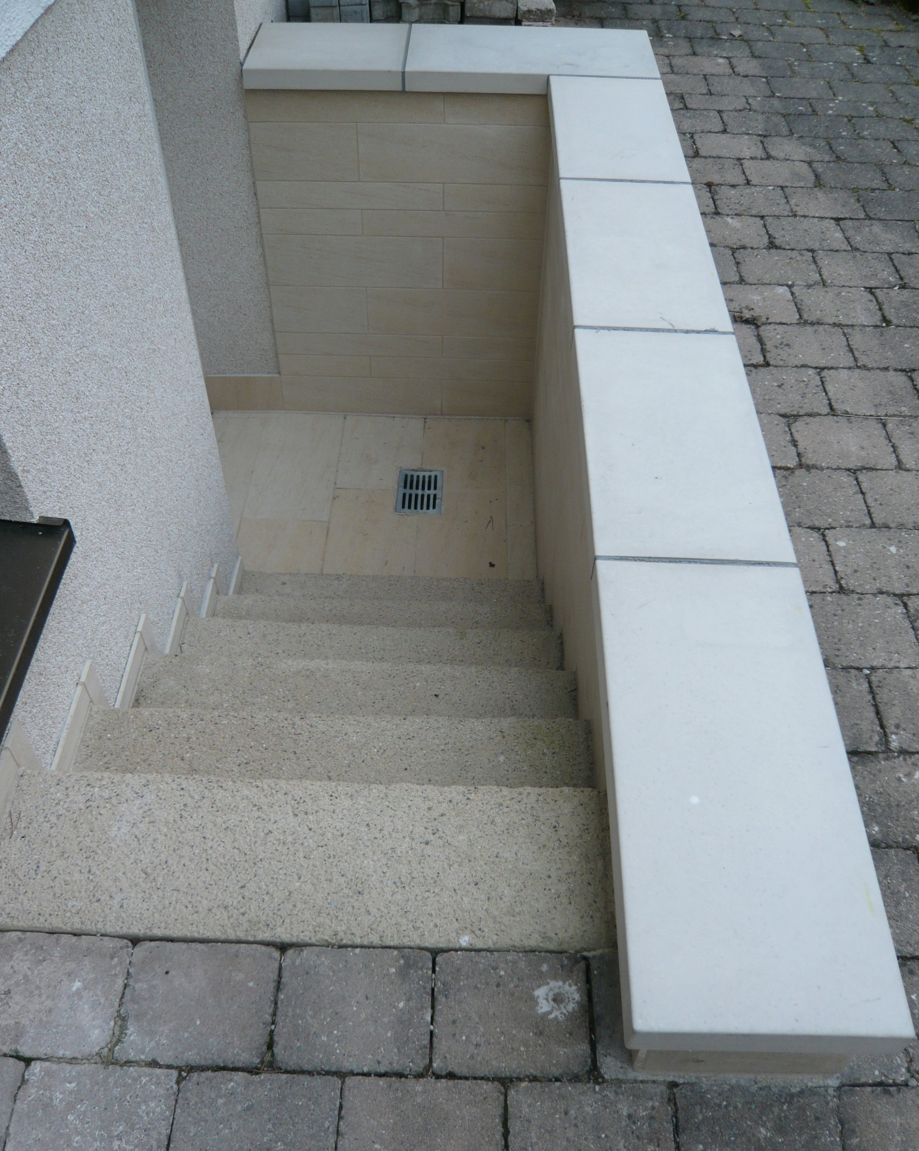 Mauer an Kellerabgang mit flachen Abdeckungen MFD