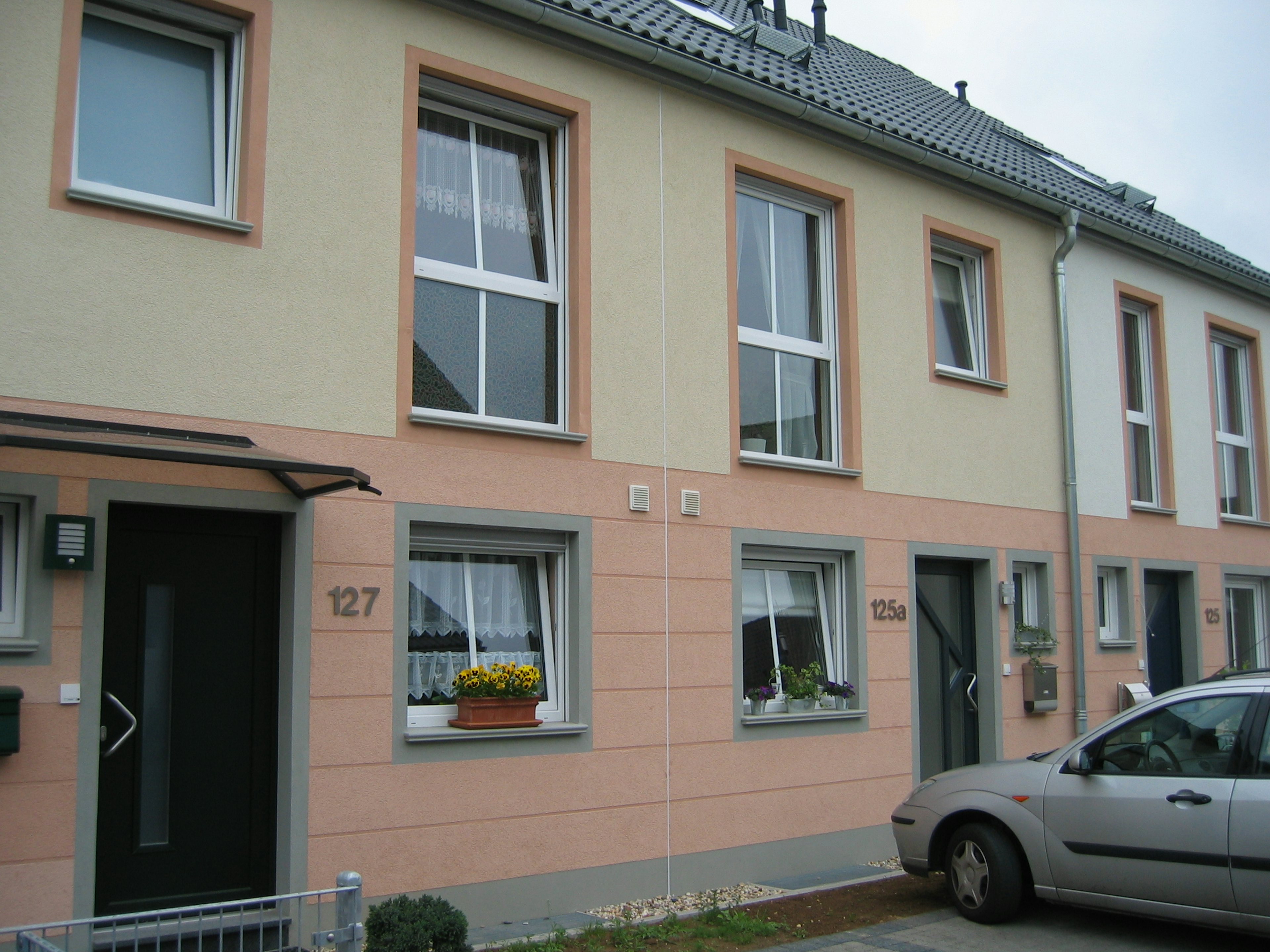 Reihenhäuser mit Außenfensterbänken SLB 590 von Niessen Beton