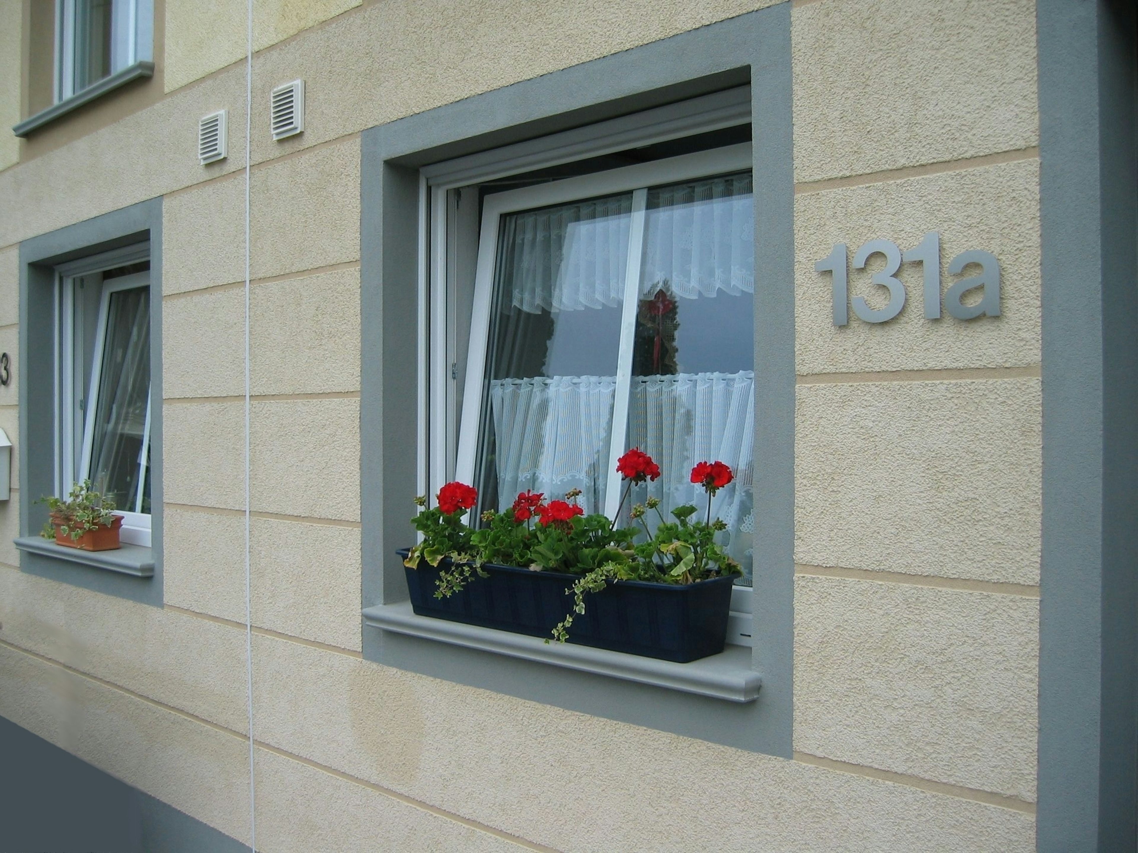Fensterbank außen SLB 590 aus Beton an Fenster mit umlaufender Fensterfasche