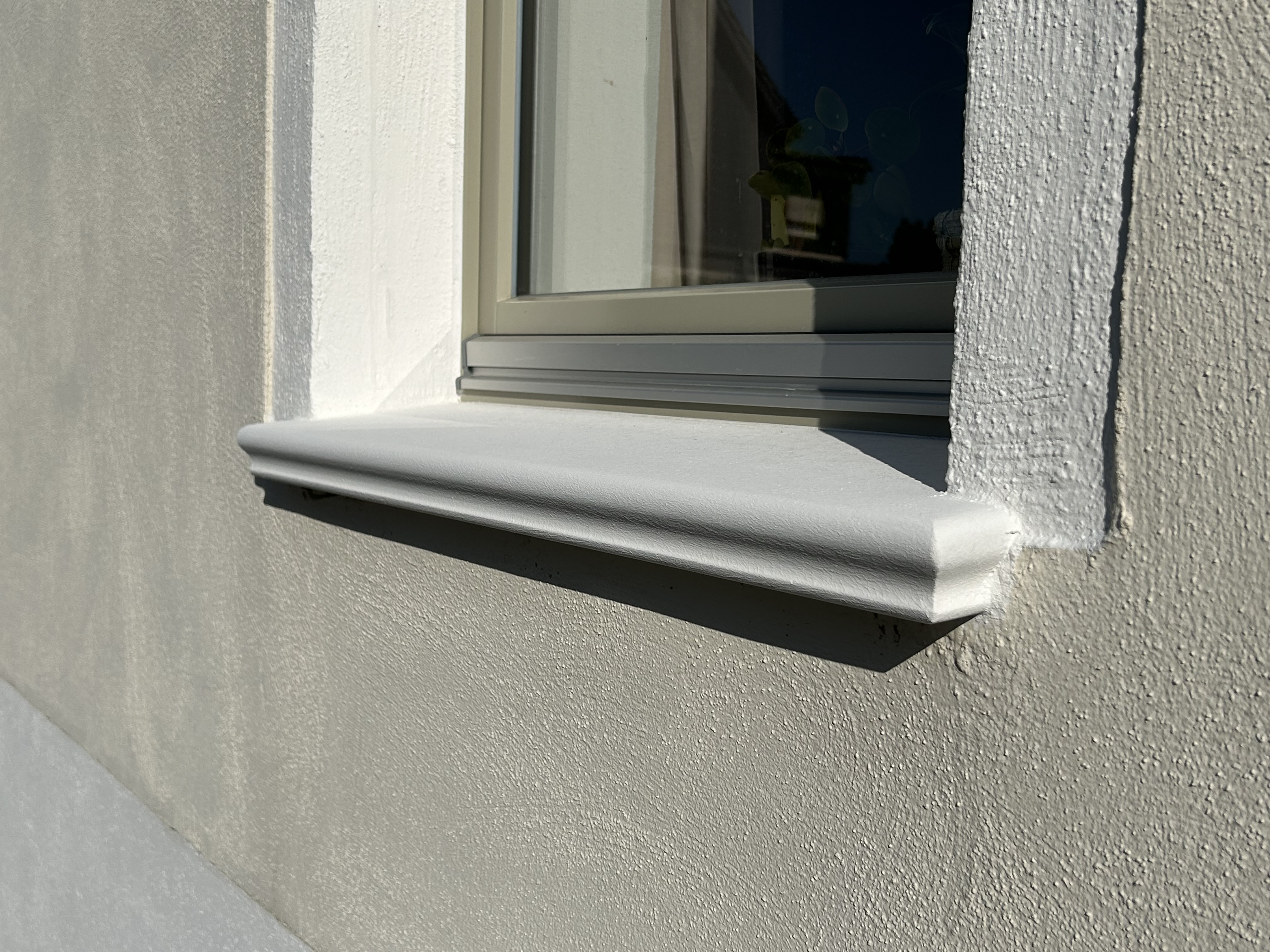 Geschwungenes Fensterbrett SLB 590 an einer Hausfassade