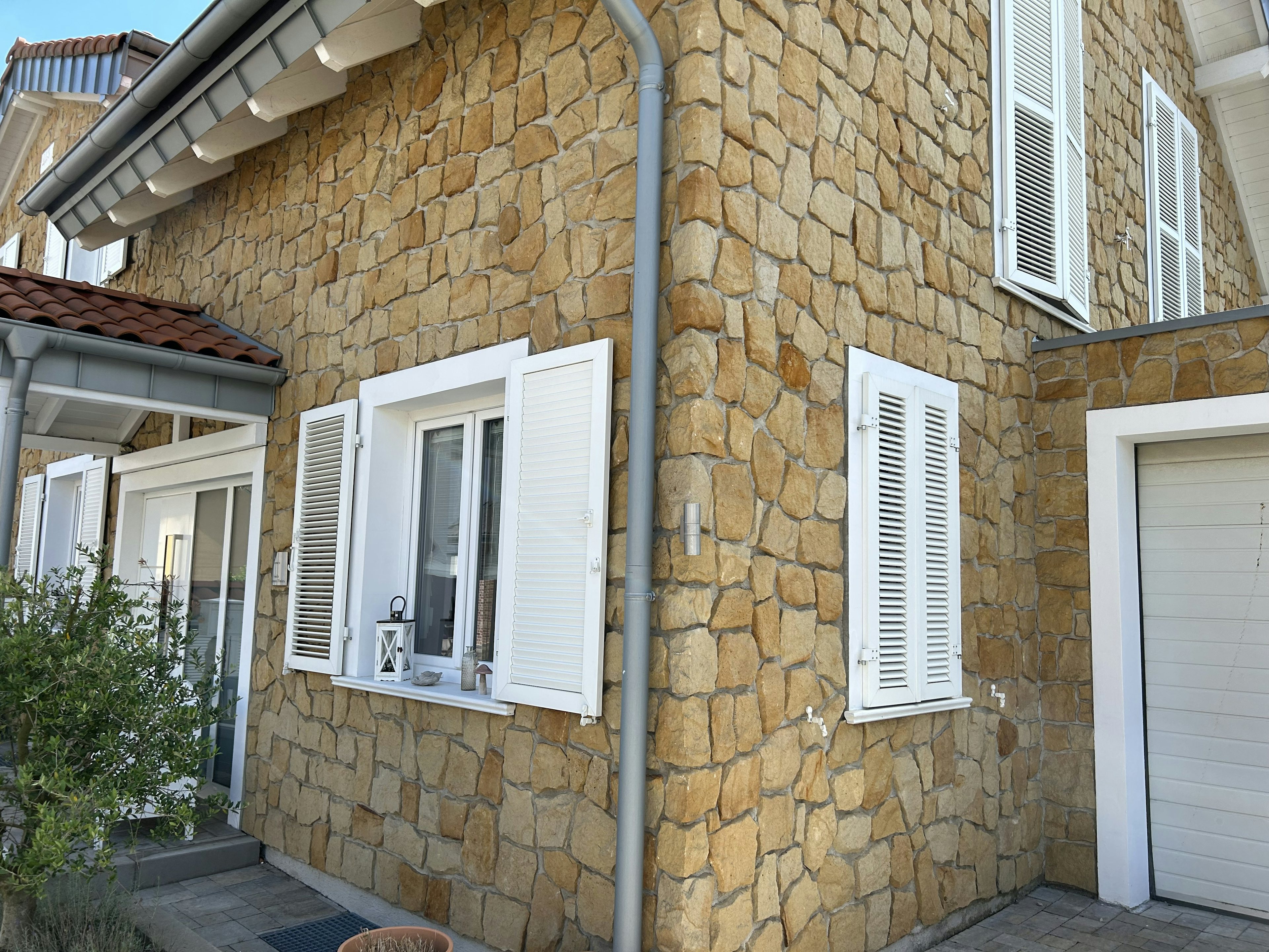 Bruchsteinfassade mit Niessen Außenfensterbänken SLB 590 aus Beton