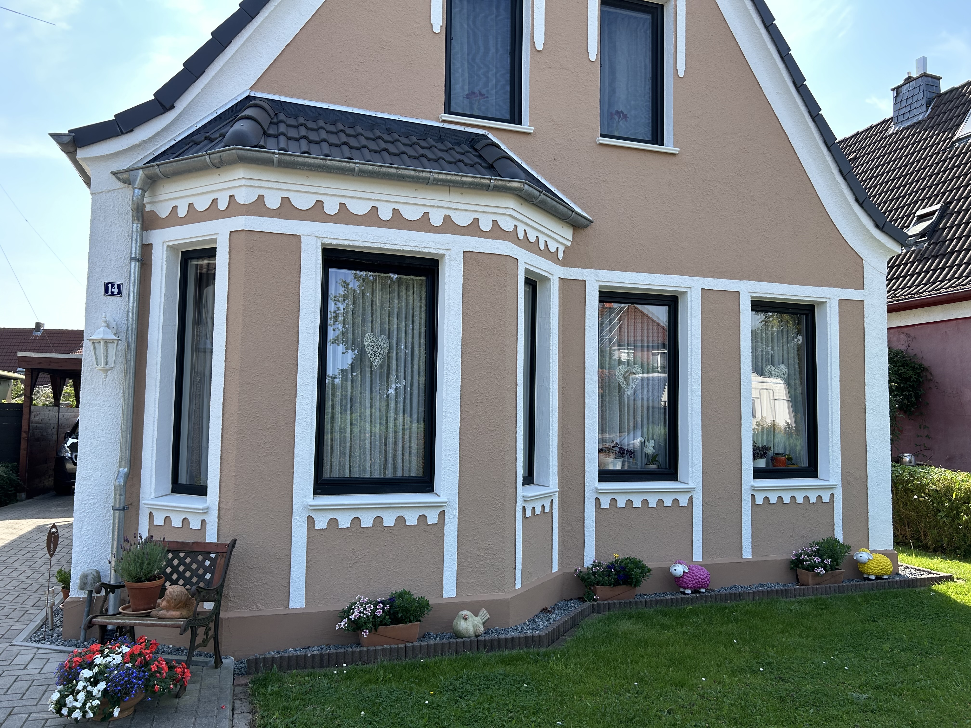 Fassadenschmuck mit gerundeten Außenfensterbänken SLB 590