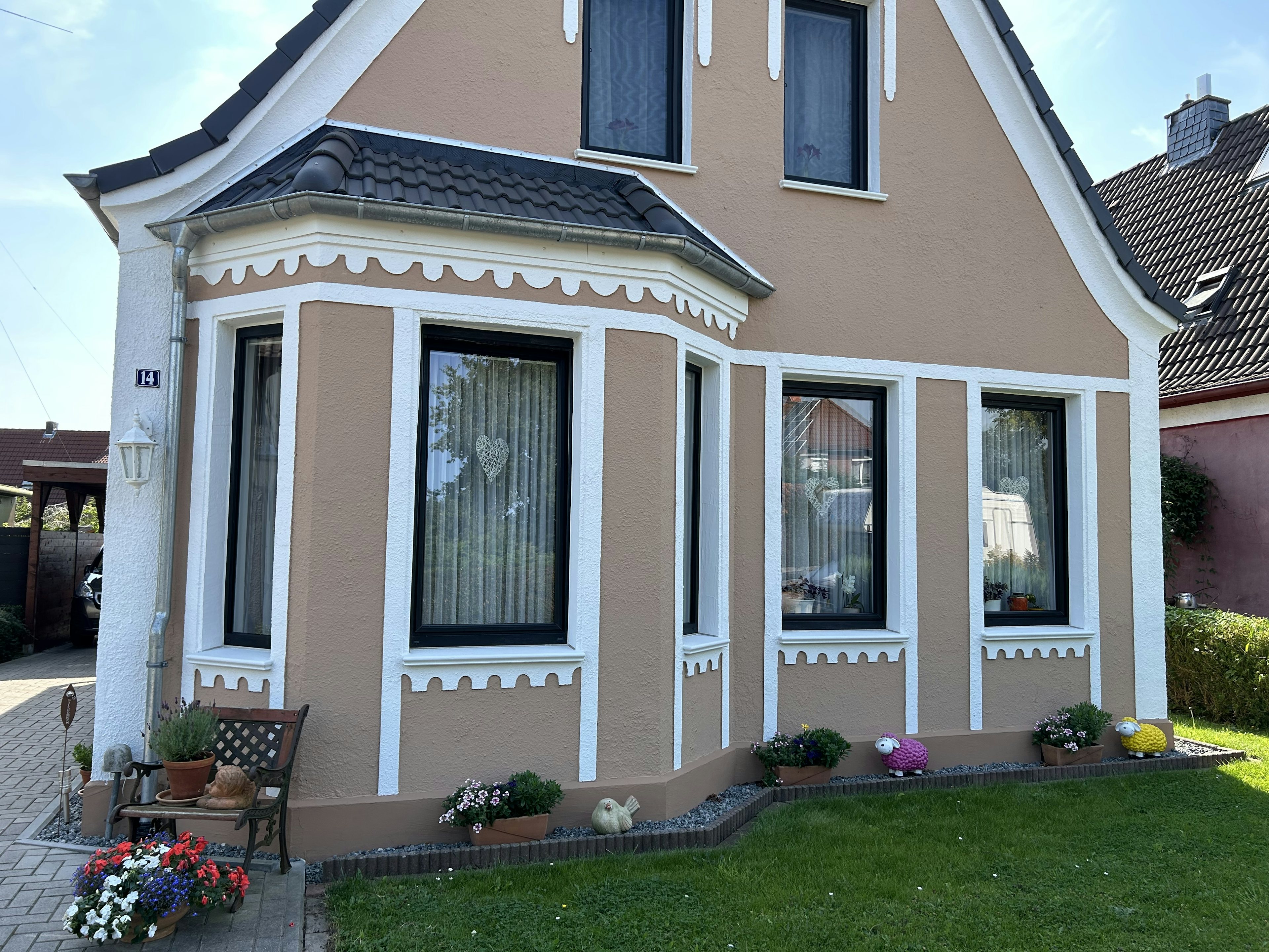 Fassadenschmuck mit gerundeten Außenfensterbänken SLB 590