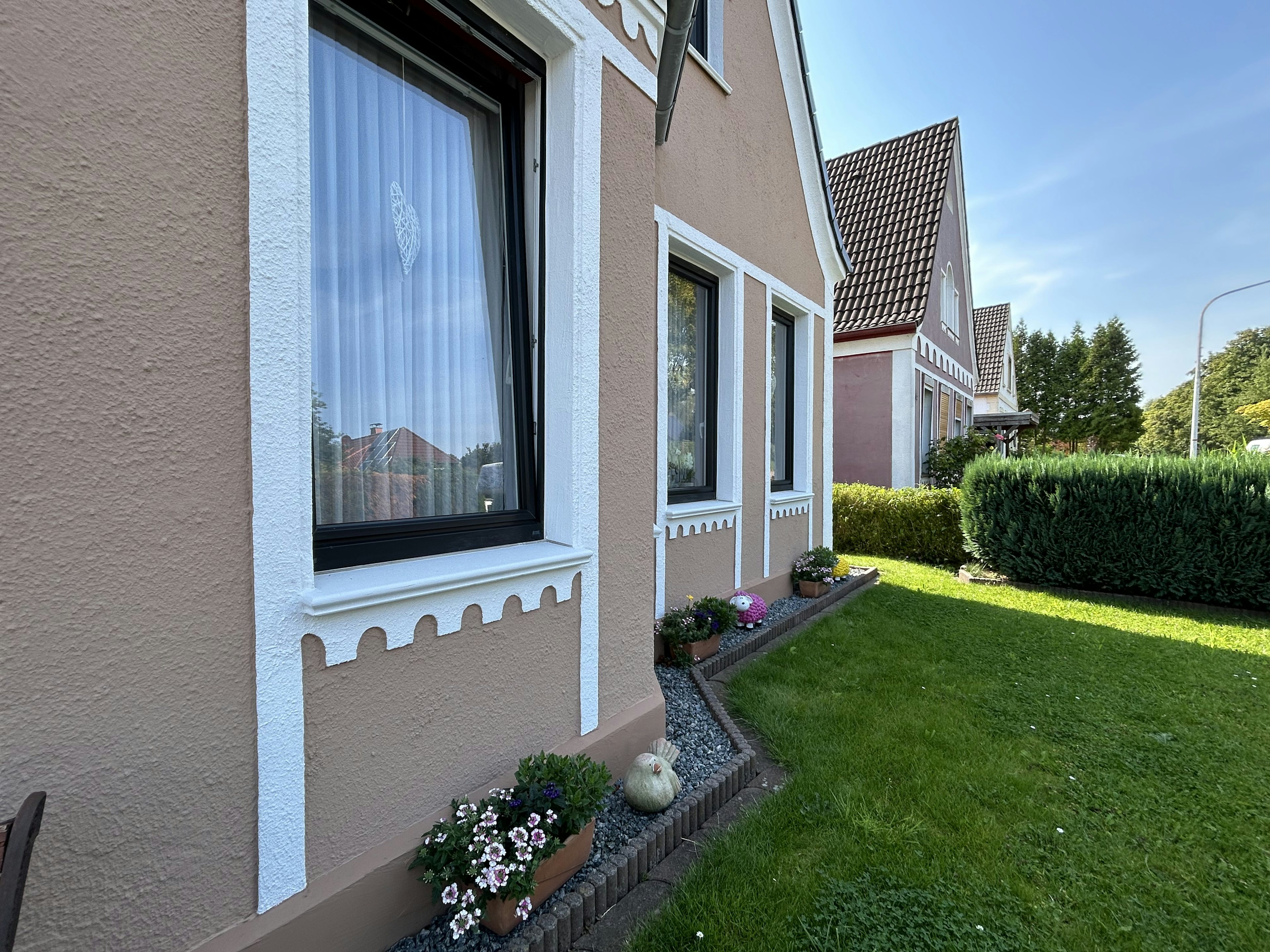 Fassadengestaltung mit Fensterbank außen SLB 590 und farblichen Gestaltungen