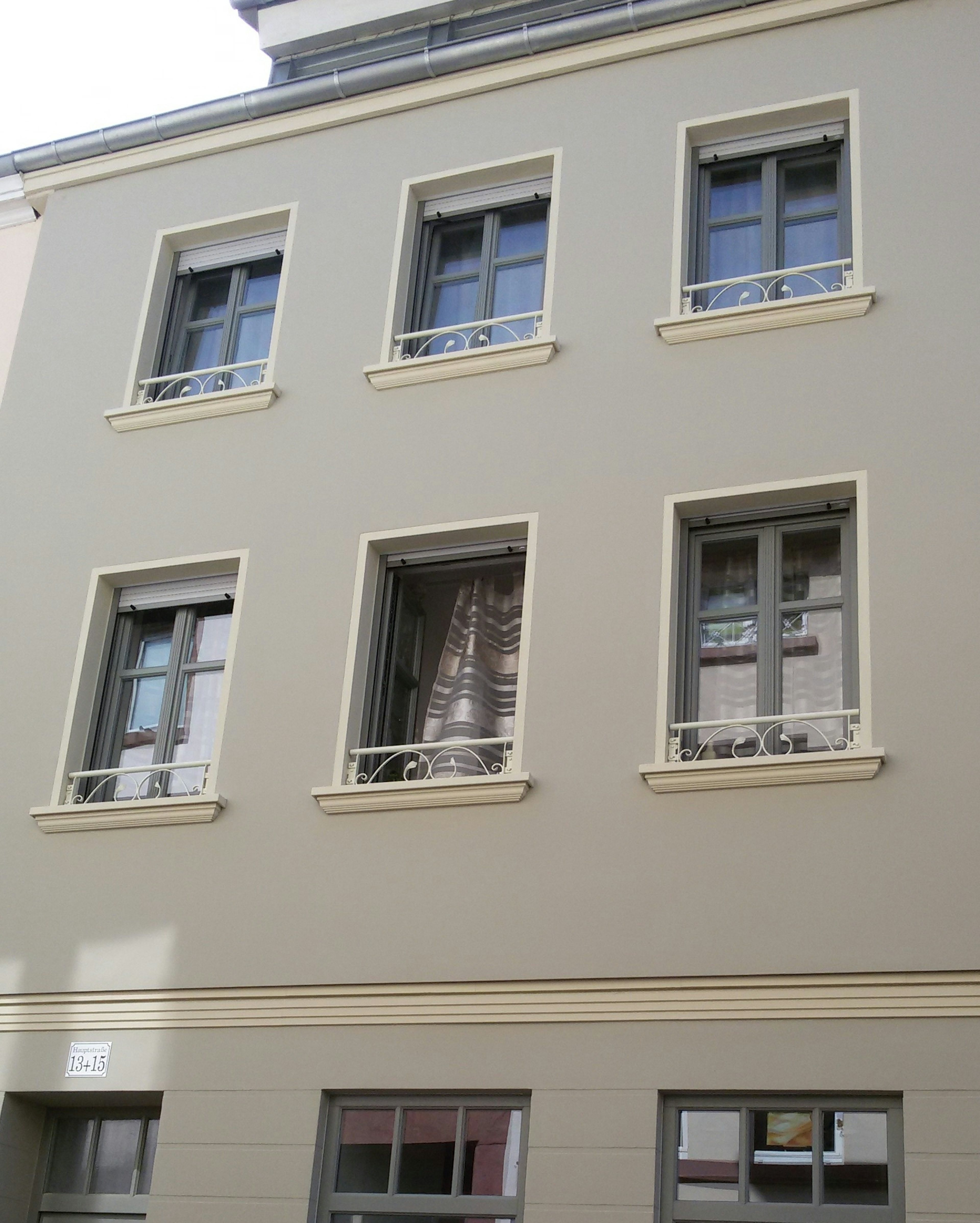 Sanierte Altbaufassade mit Außenfensterbänken SLB 550