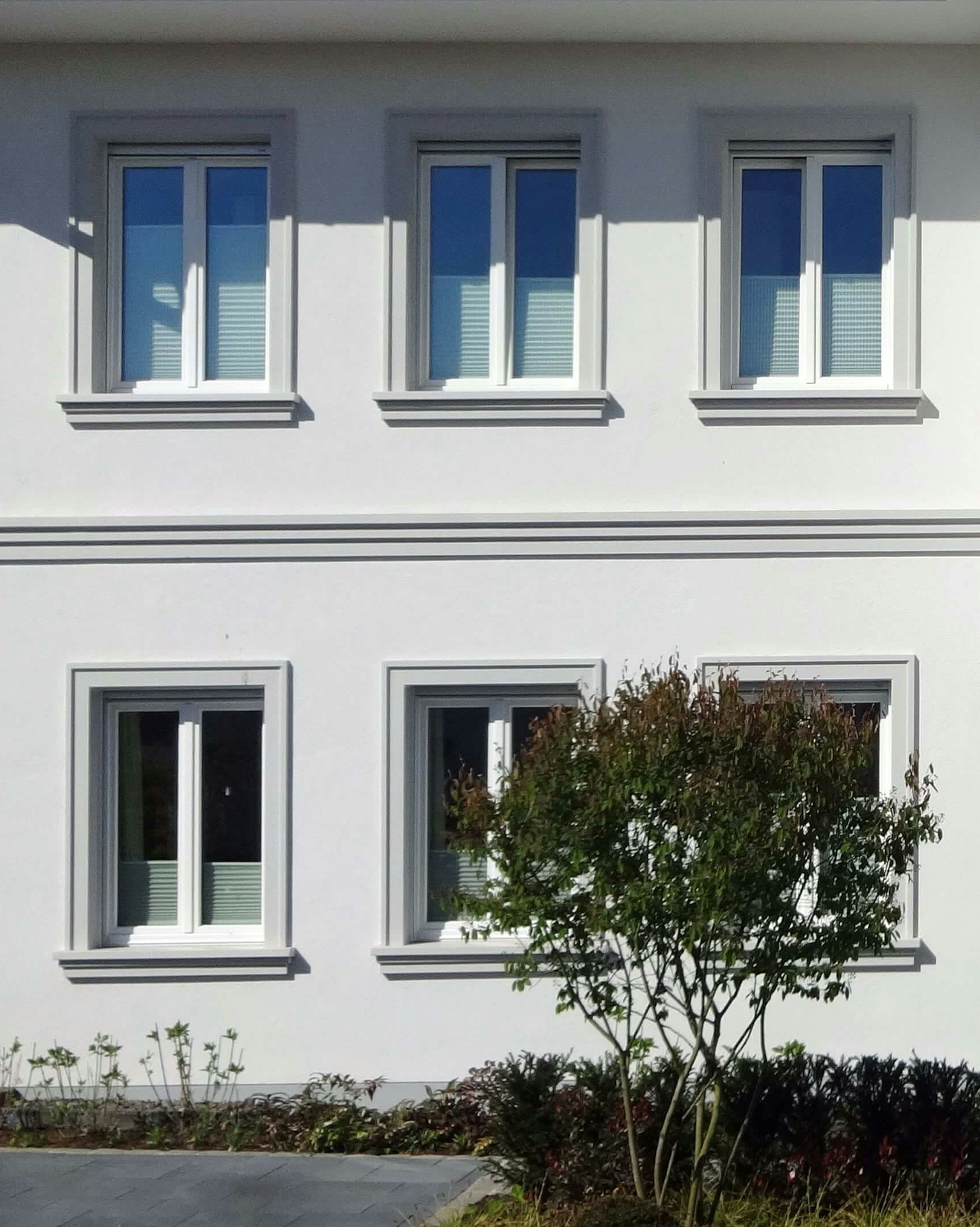 Moderne Betonfensterbänke SLB 520 an einer Hausfassade