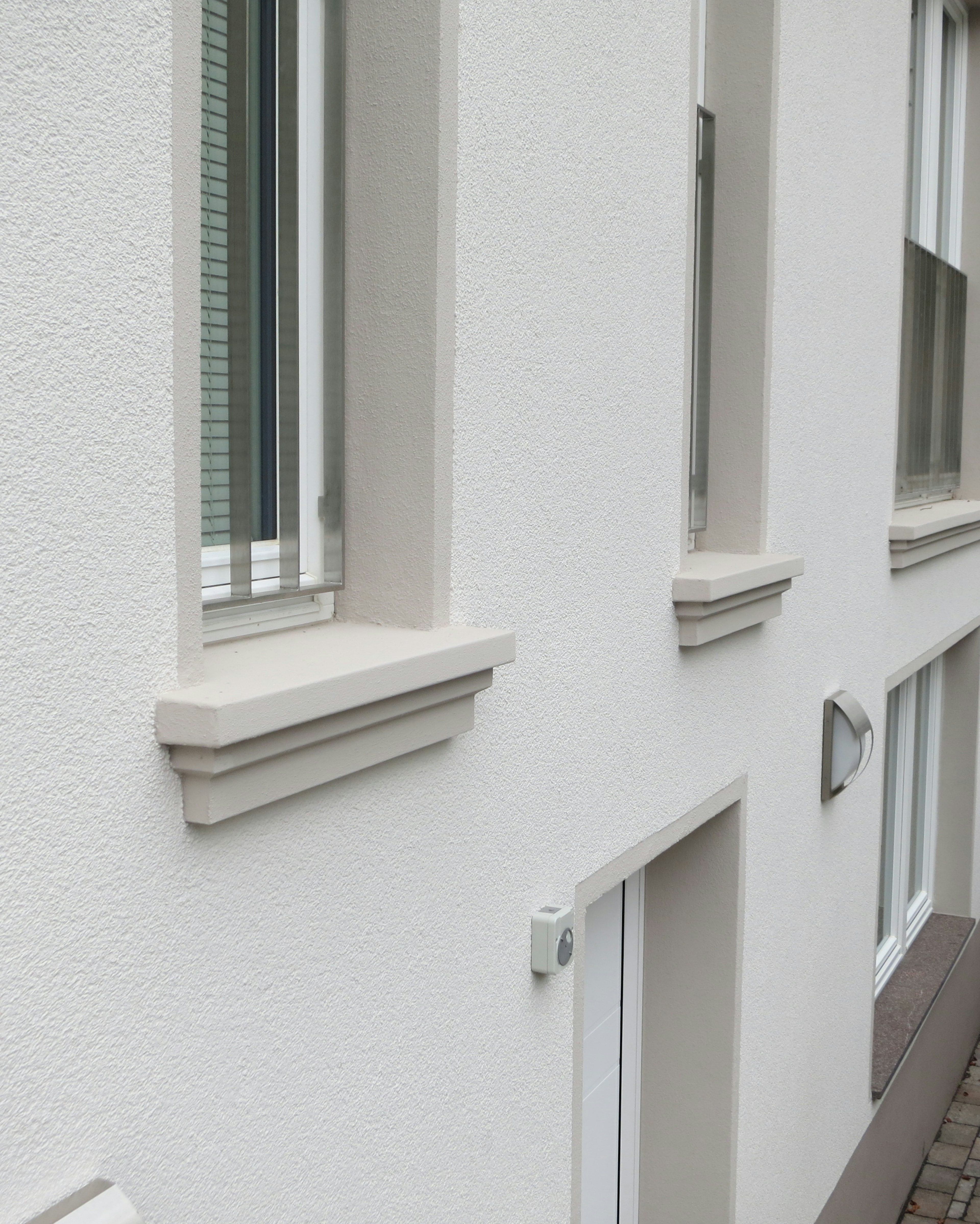 Putzfassade mit modernen Fensterbänken außen SLB 520