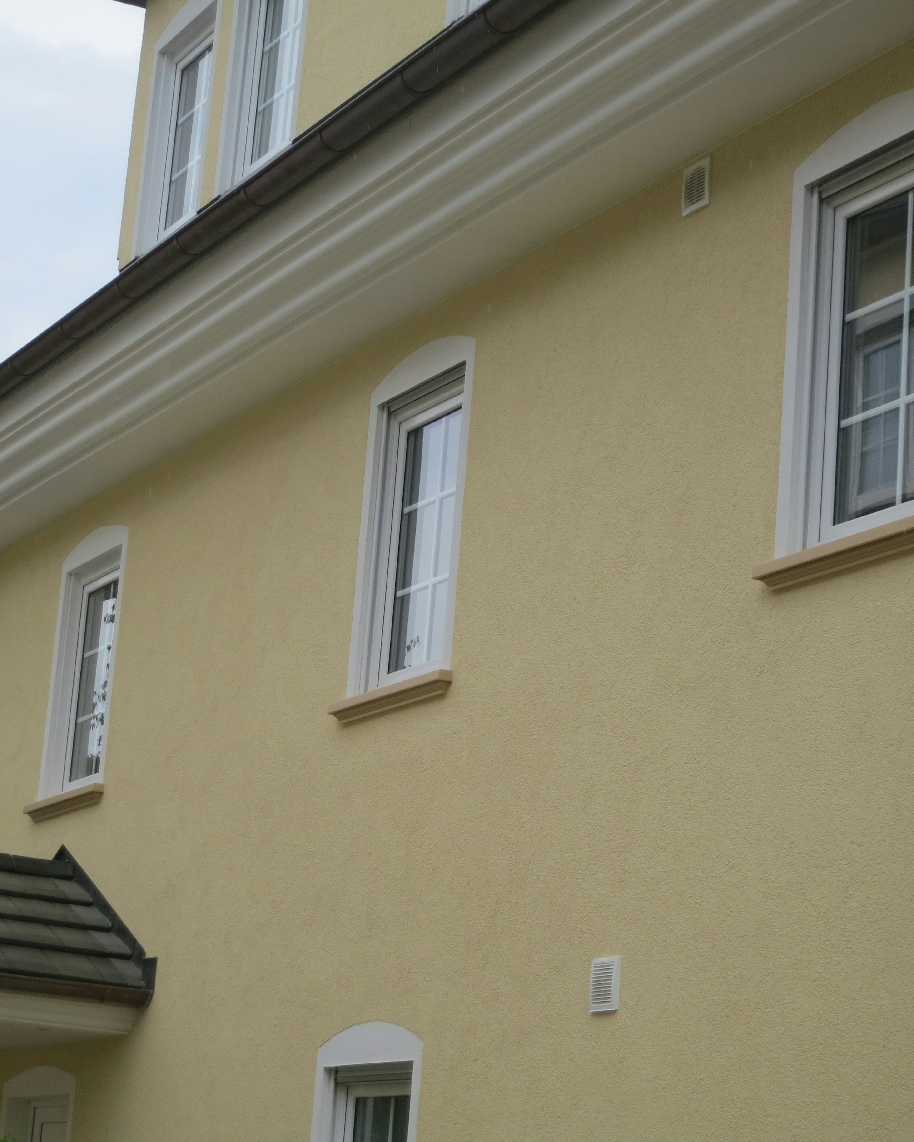 Putzfassade mit profilierten Außenfensterbänken SLB 540