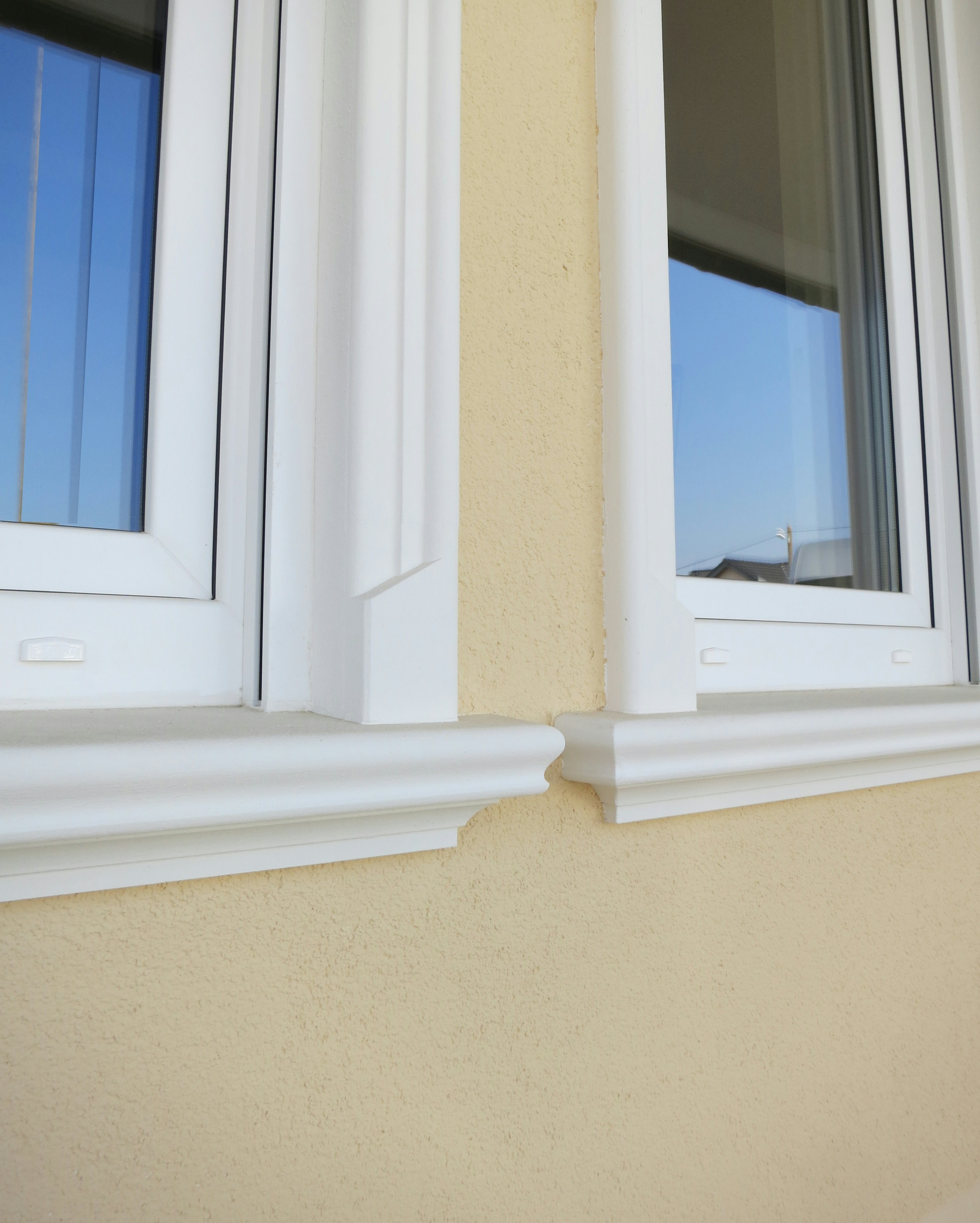 Außenfensterbänke SLB 541 und Urahmungen FLG 110