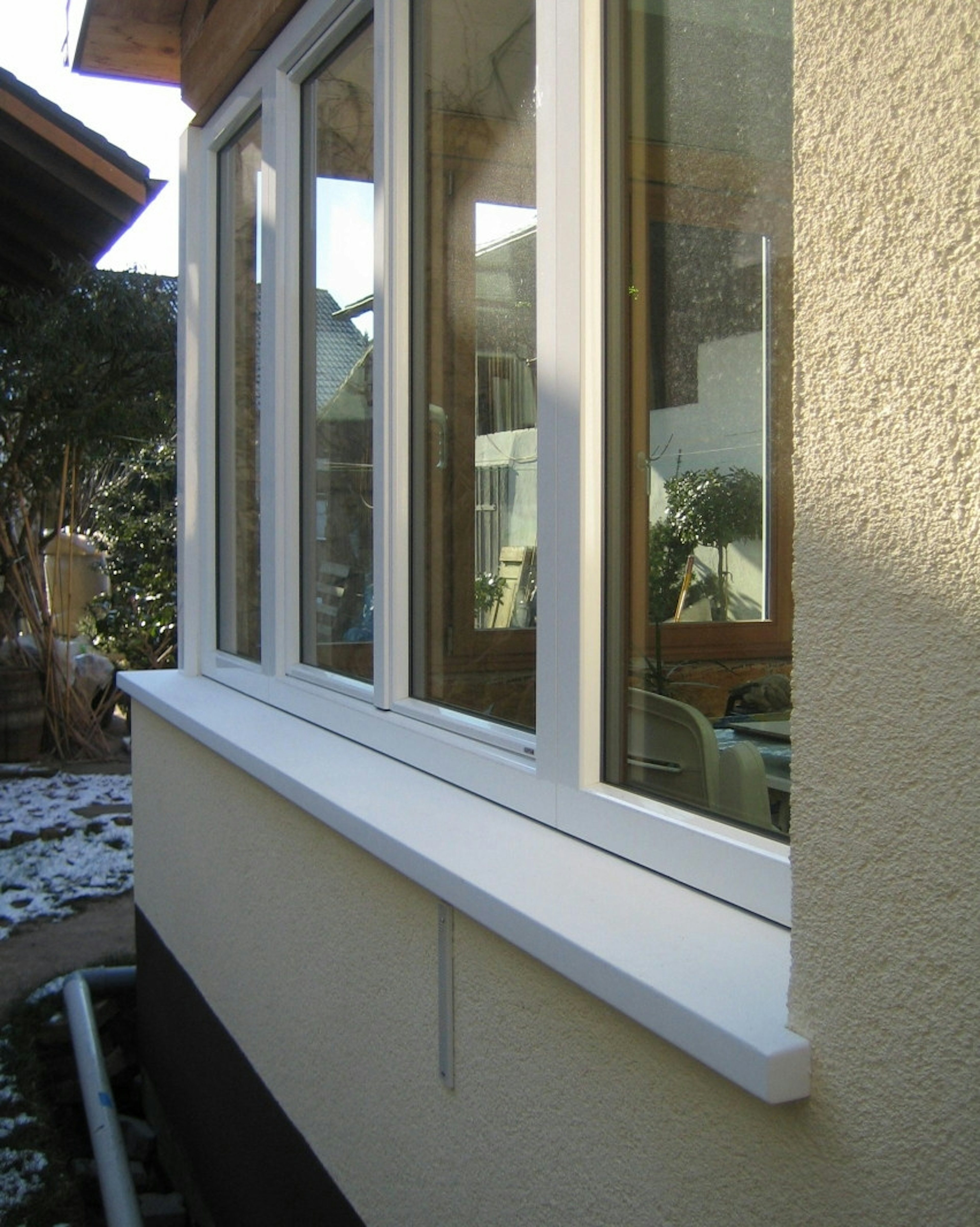 Geradliniges Fensterbrett SLB 591 an eiem Eckfenster