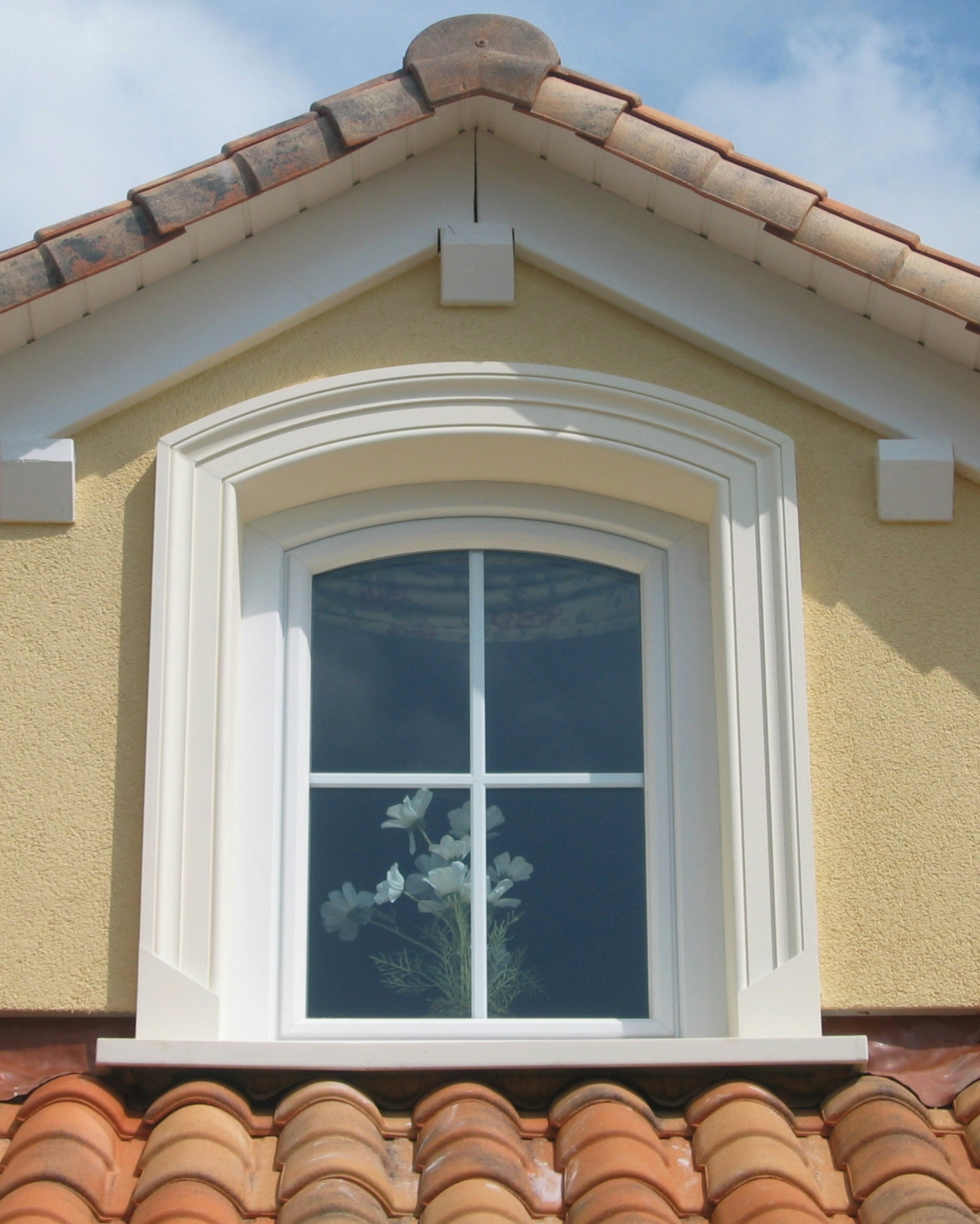 Dachgaubenfenster mit Außenfensterbank Beton SLB 591 und Flachgewänden FLG 500