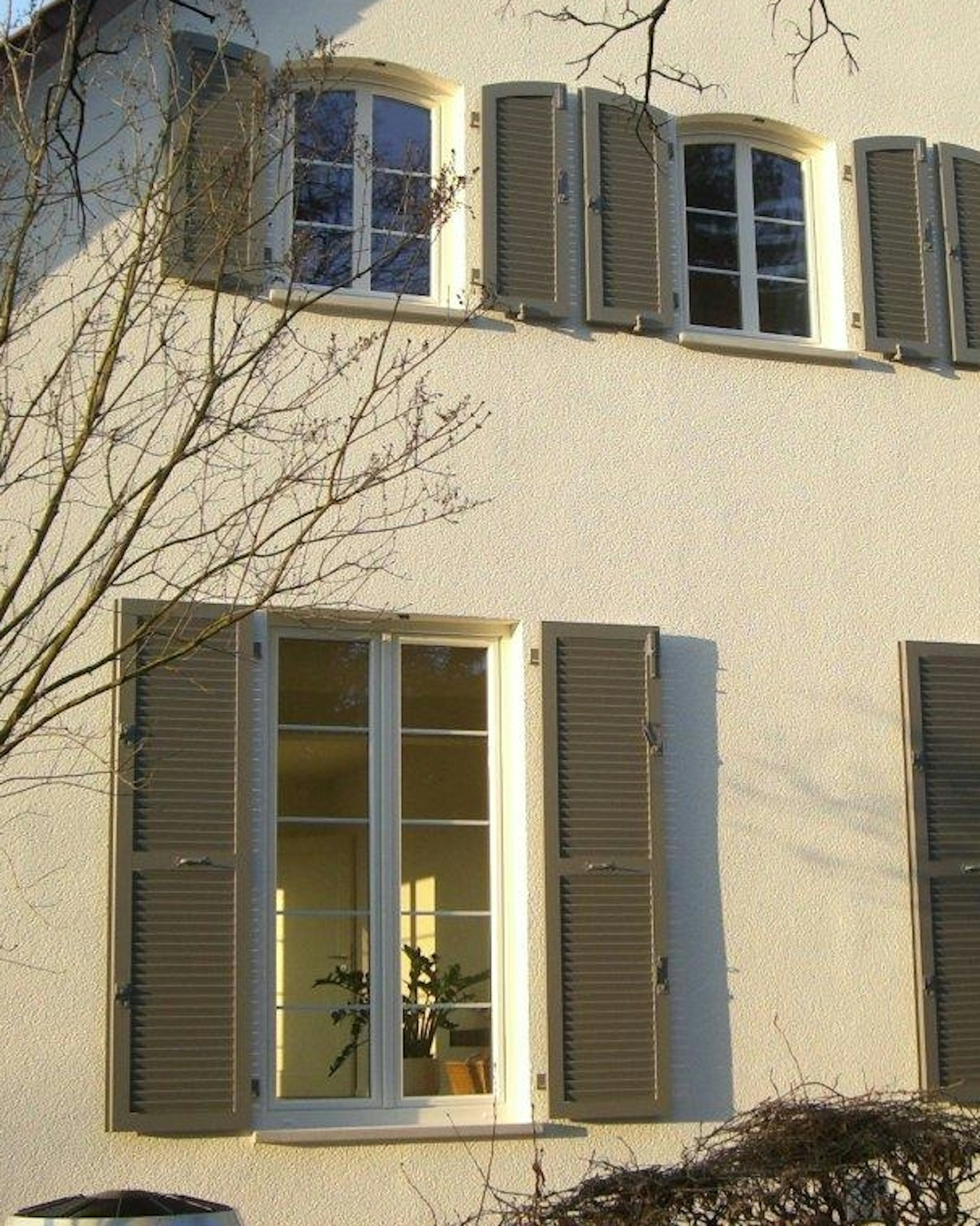 Putzfassade mit Niessen Fensterbänken SLB 591 an Fenstern mit Klappläden