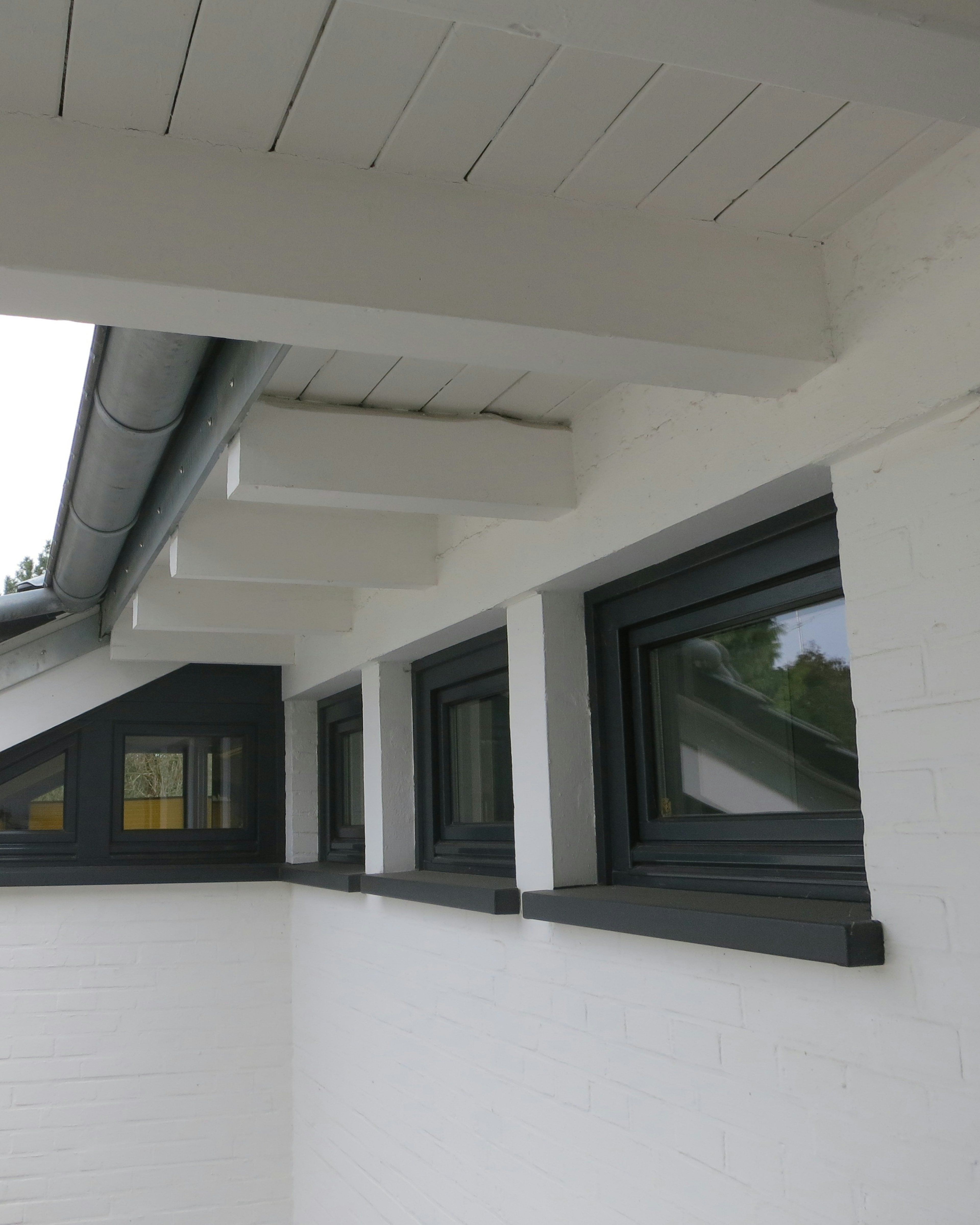 Anthrazit gestrichene Außenfensterbänke SLB 591