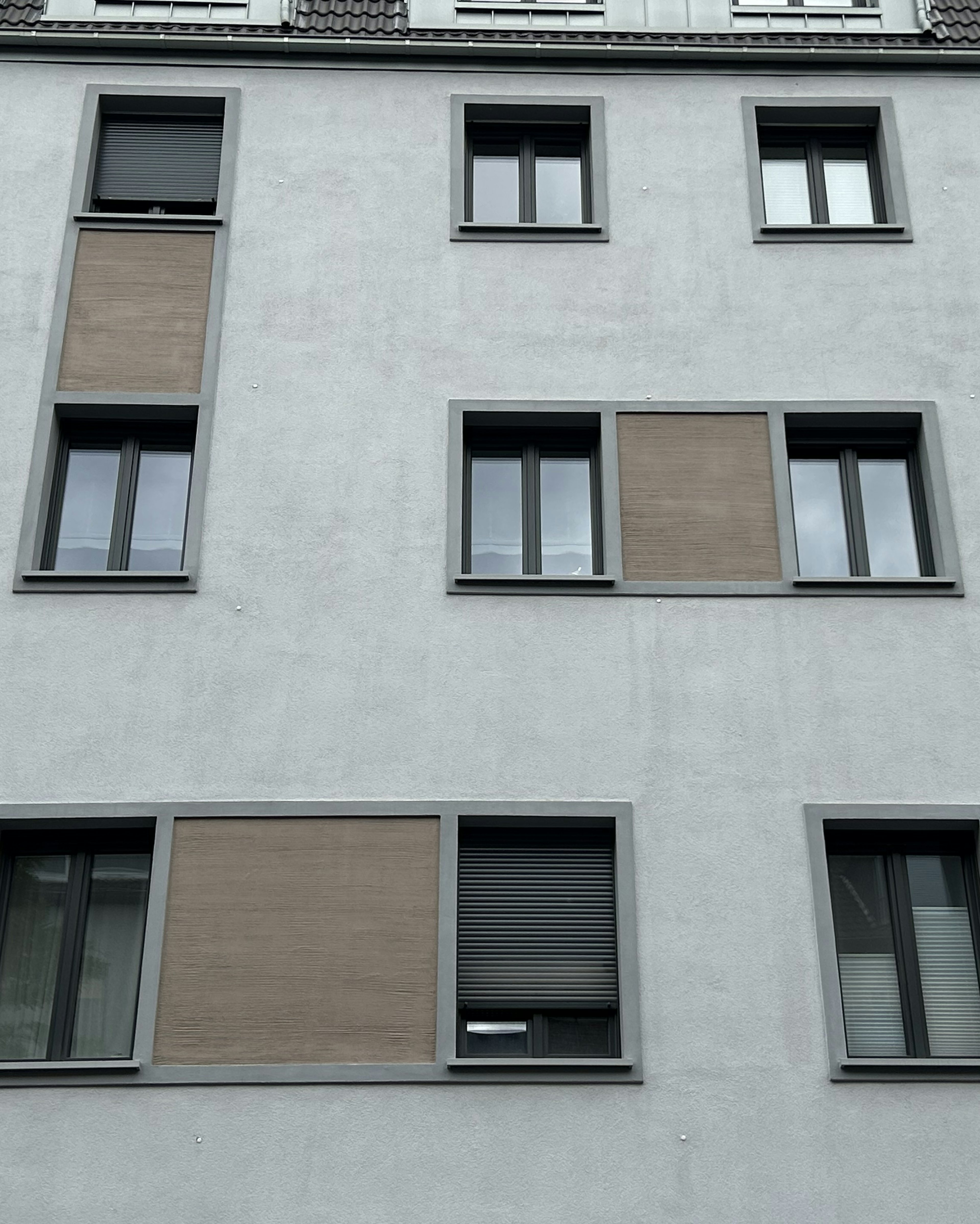 Fensterbänke außen SLB 591 an einem Mehrfamilienhaus