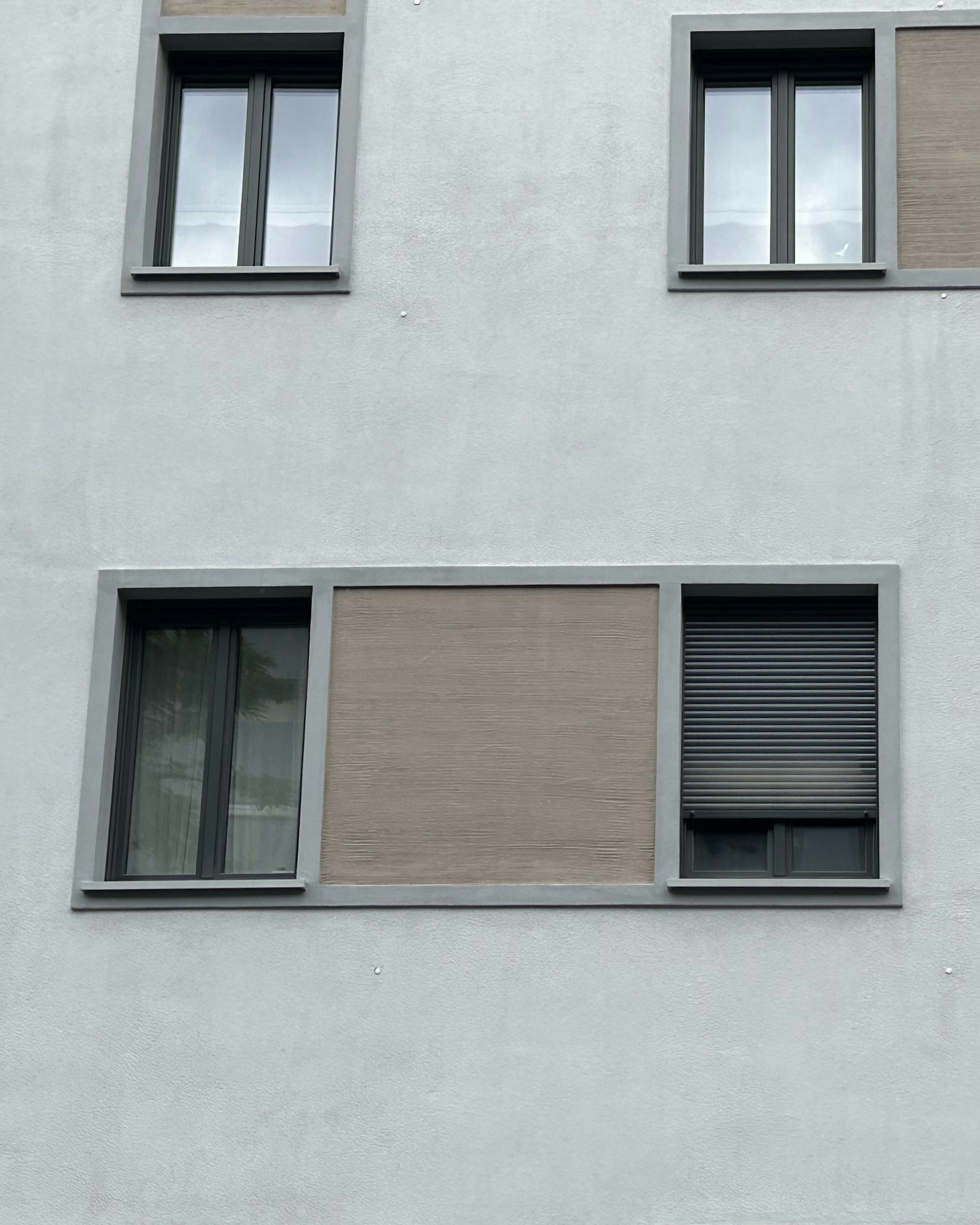 Putzfassade mit erhabenen Fensterfaschen und Bänken SLB 591