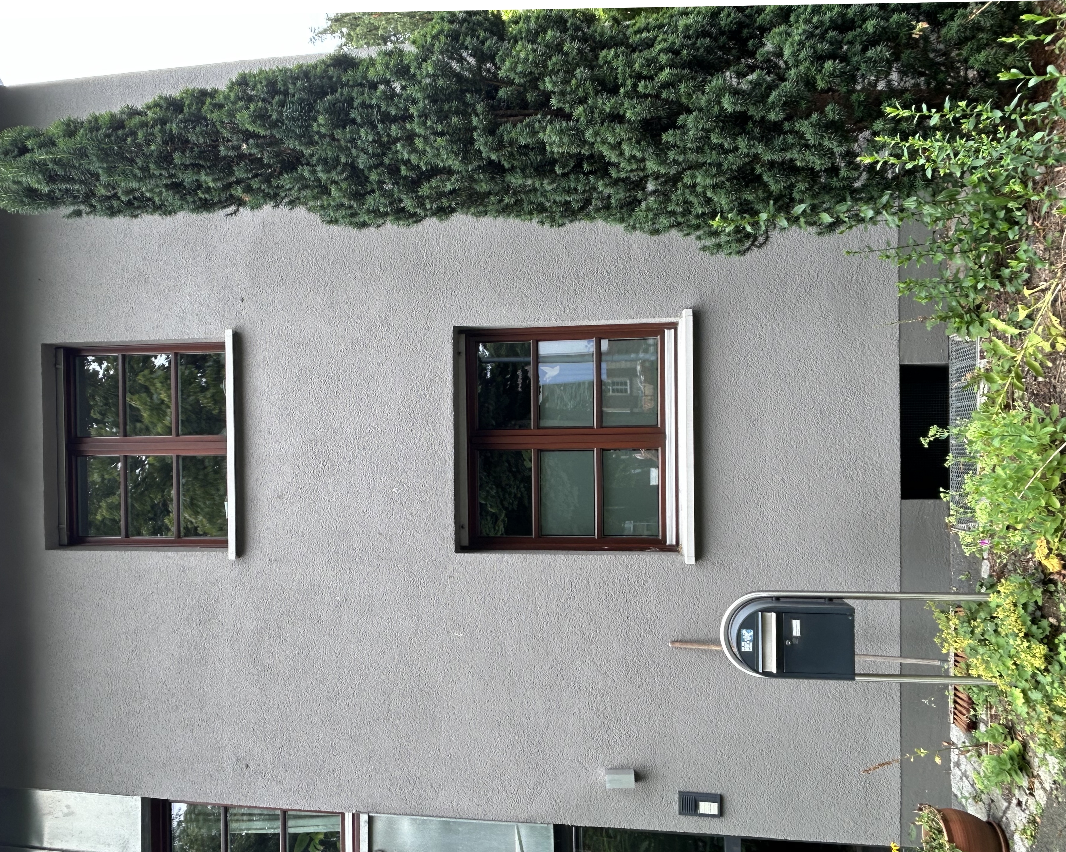 Fenstersimse SLB 591 aus Beton an Holzfenstern mit Sprossen 