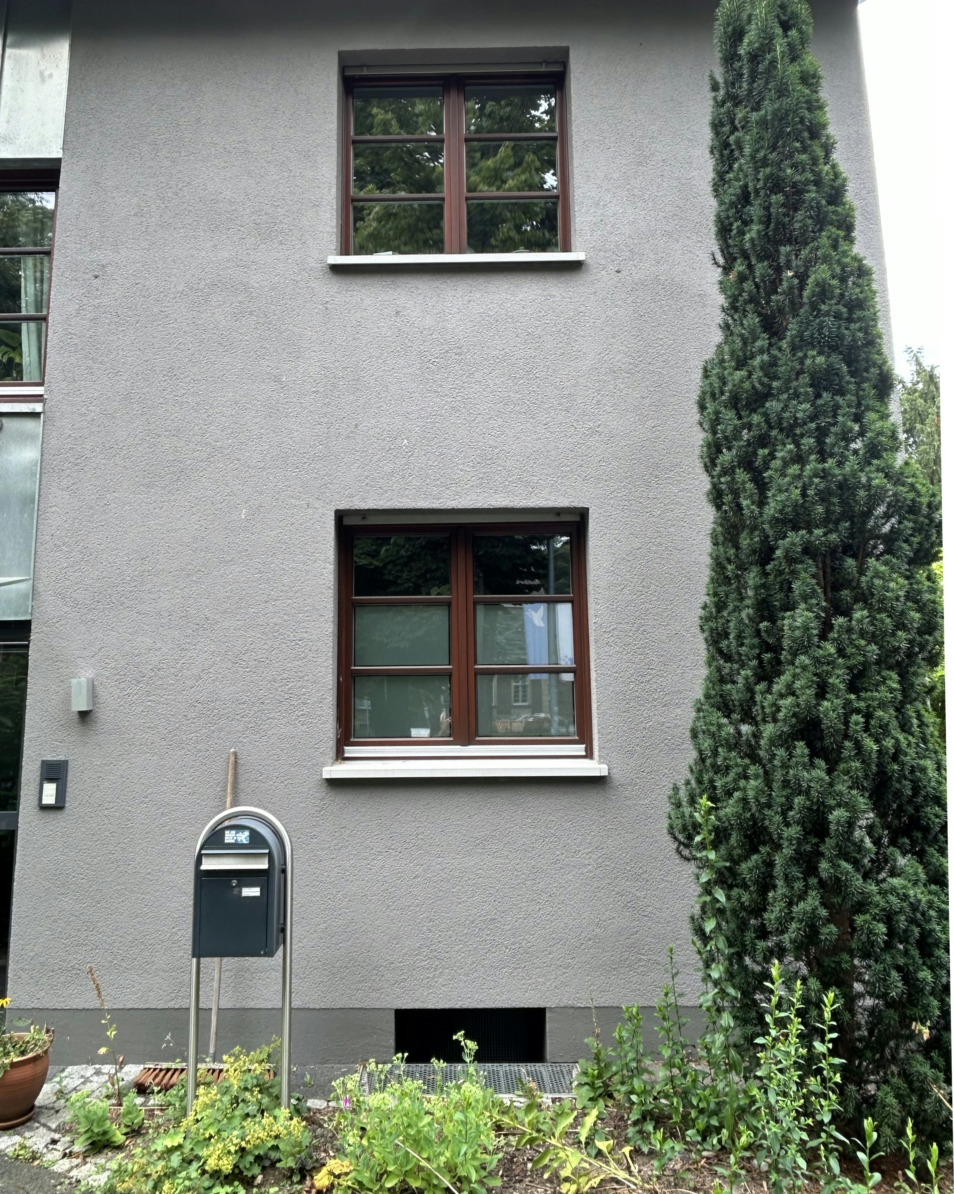 Fenstersimse SLB 591 aus Beton an Holzfenstern mit Sprossen 