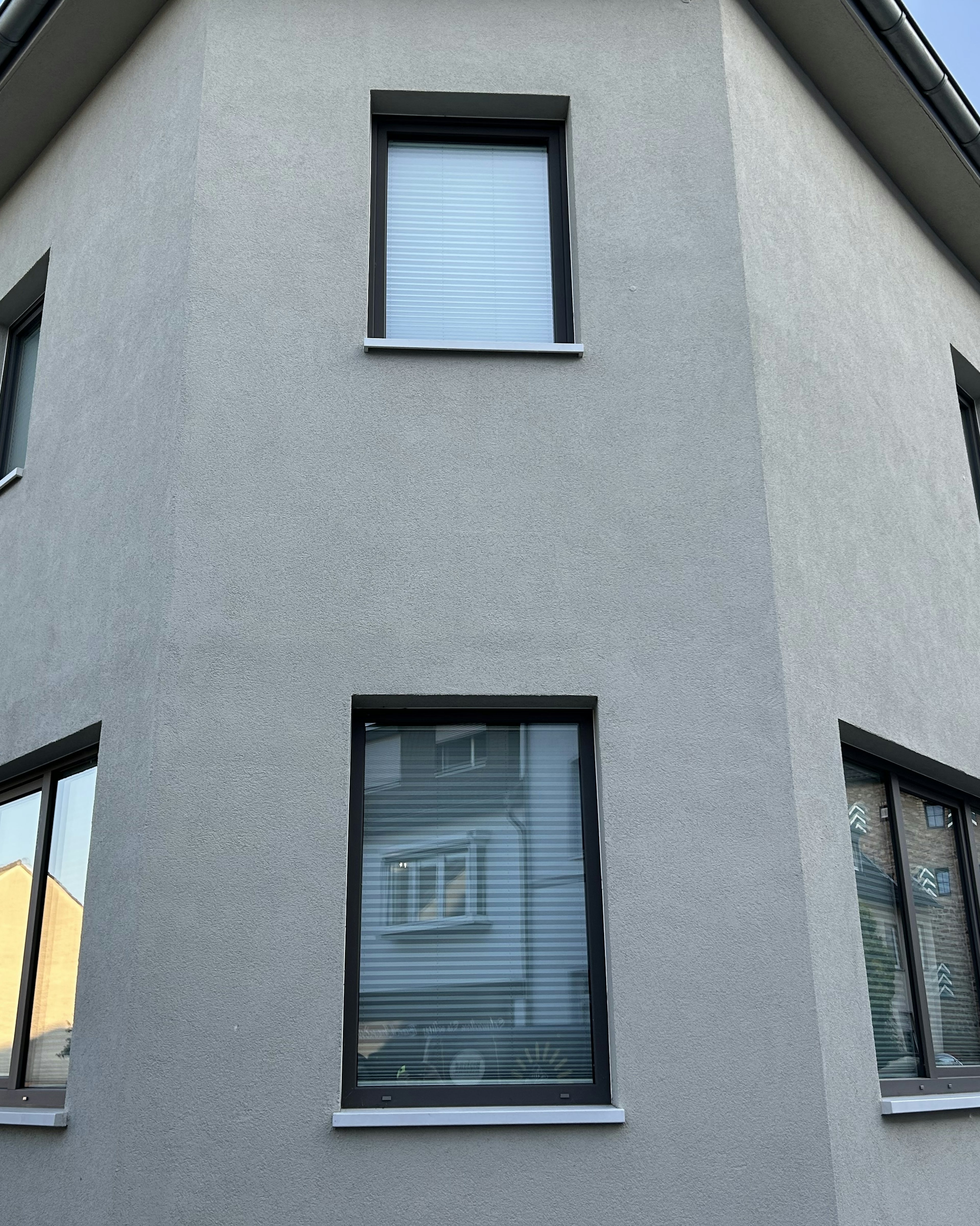 Verputzte Hausfassade mit Fensterbrettern außen SLB 591