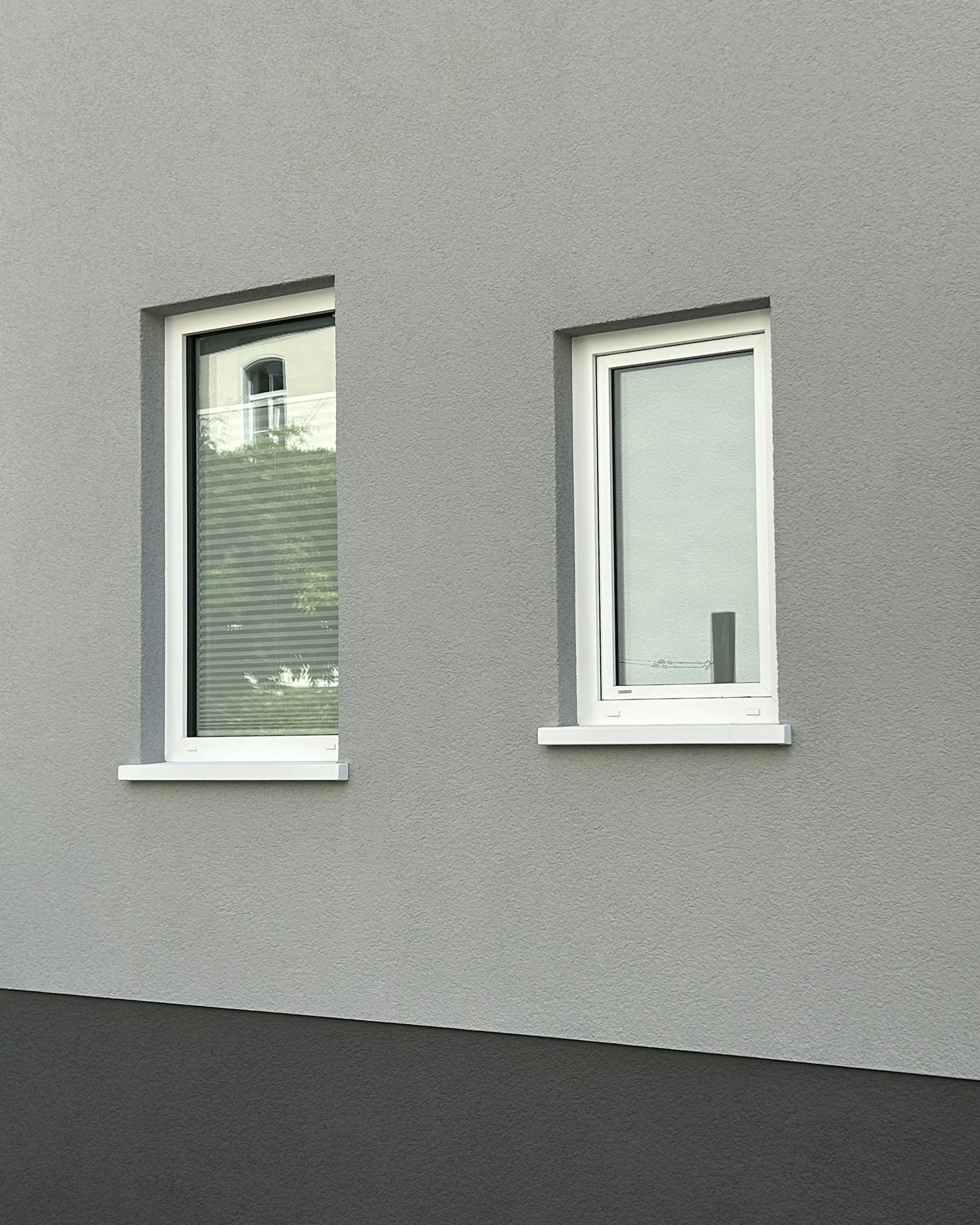 Grau gestrichene Fassade mit Außenfensterbänken SLB 591