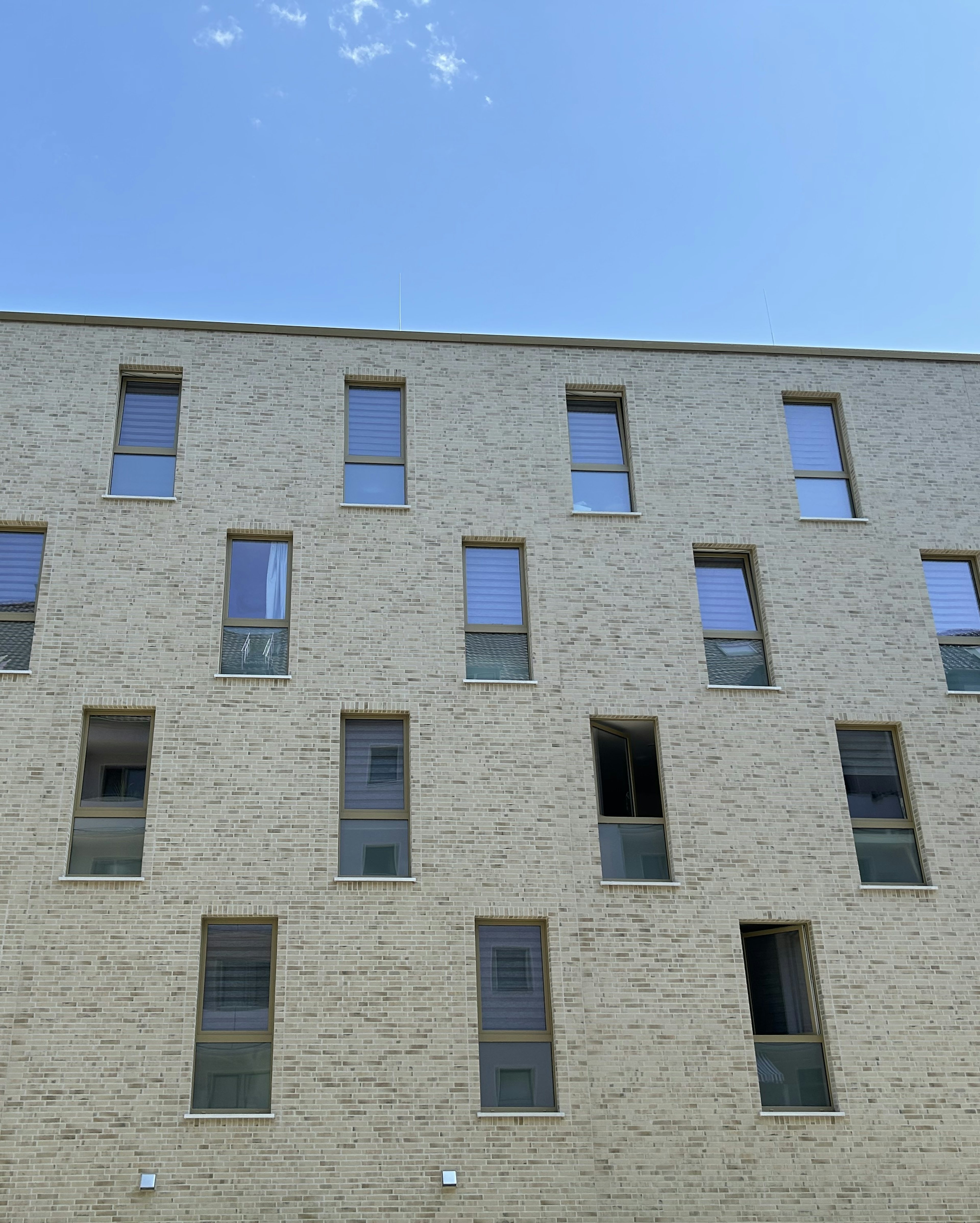 Großes Gebäude mit zahlreichen Außenfensterbänken SLB 591